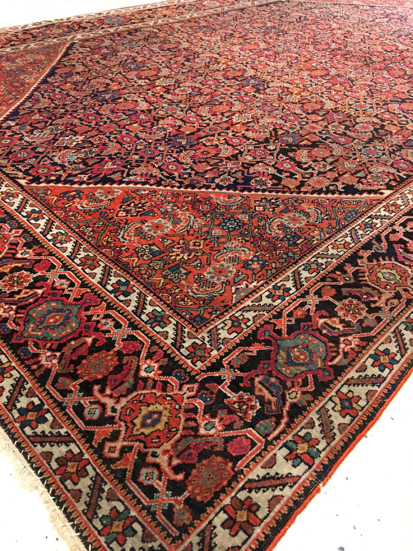 Detail c: Feiner Farahan antik, Westpersien, Ende 19.Jhd., Korkwolle geknüpft auf Baumwolle. Feine Farahan Qualität mit reich an erstklassigen Naturfarben. ...