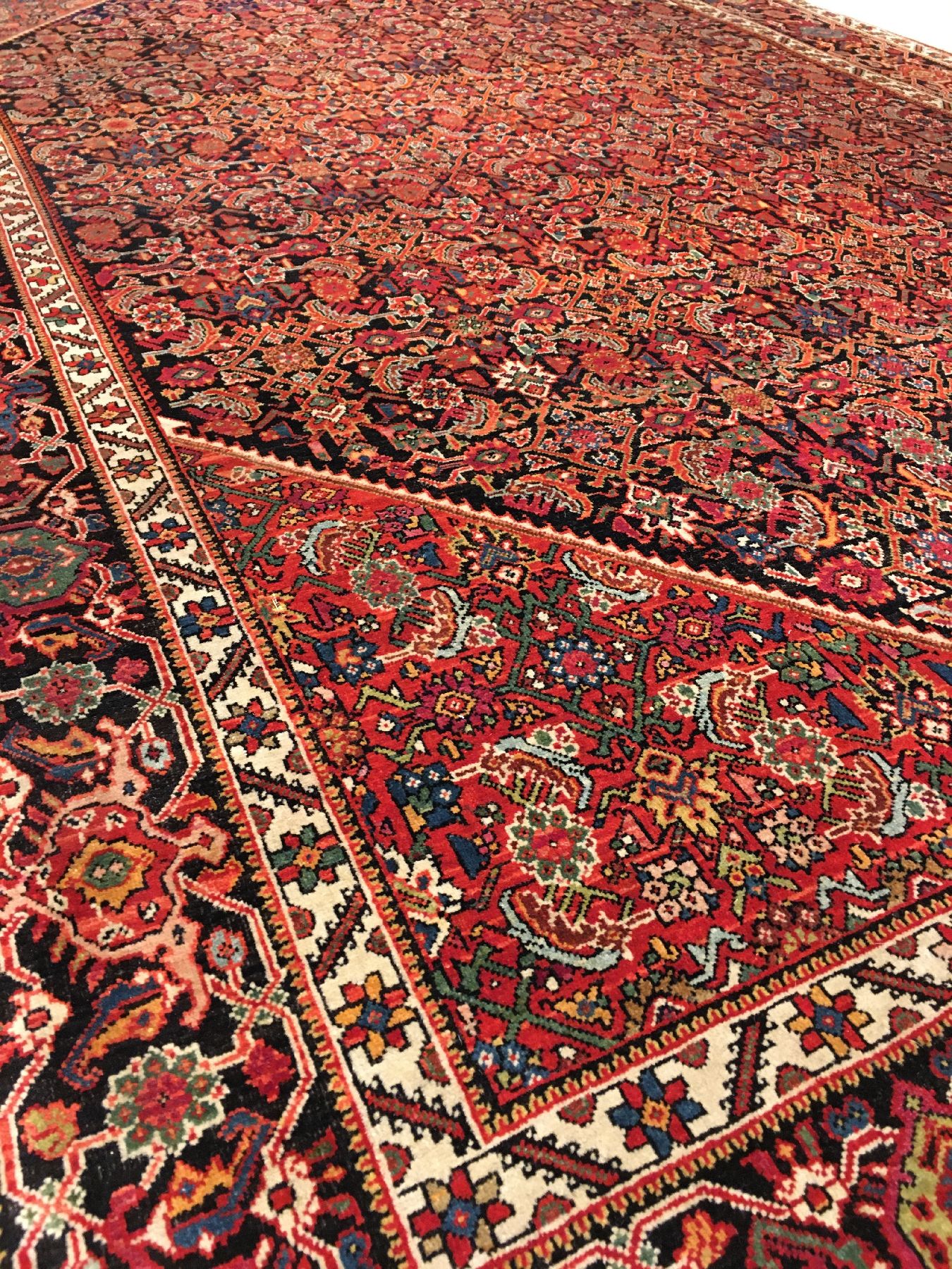 Detail d: Feiner Farahan antik, Westpersien, Ende 19.Jhd., Korkwolle geknüpft auf Baumwolle. Feine Farahan Qualität mit reich an erstklassigen Naturfarben. ...