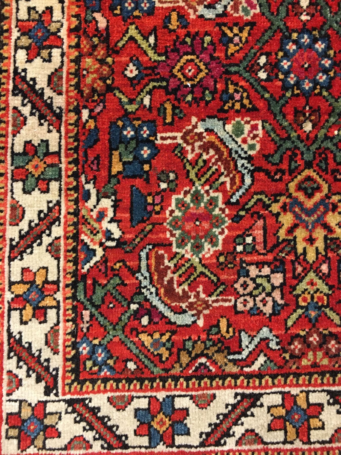 Detail e: Feiner Farahan antik, Westpersien, Ende 19.Jhd., Korkwolle geknüpft auf Baumwolle. Feine Farahan Qualität mit reich an erstklassigen Naturfarben. ...