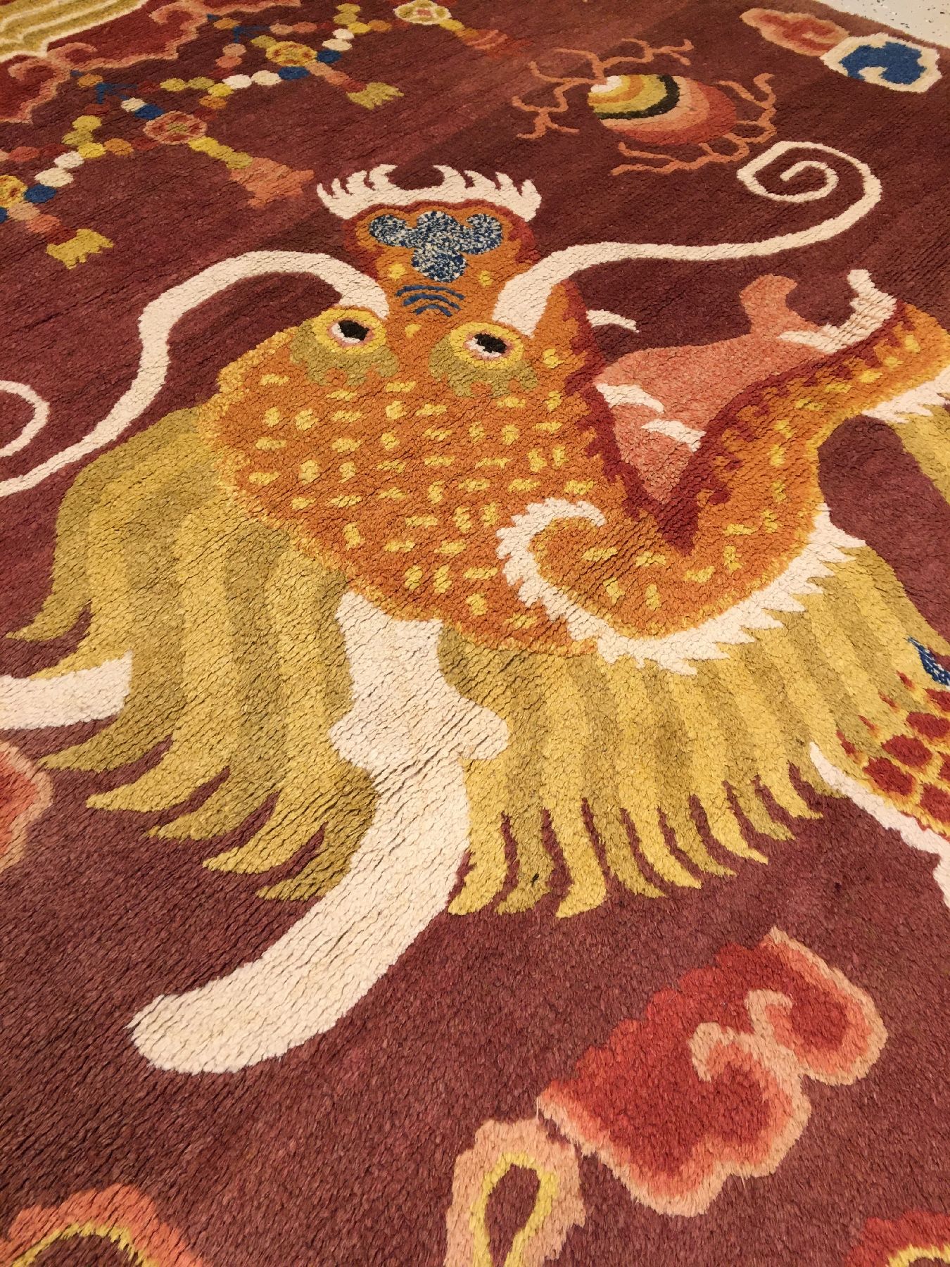 Detail d: Seltener großer Ning-Hsia "Säulen-Tempelteppich" antik "kaiserlicher Drache" (wohl gefertigt für die Paläste oder Tempel in ...
