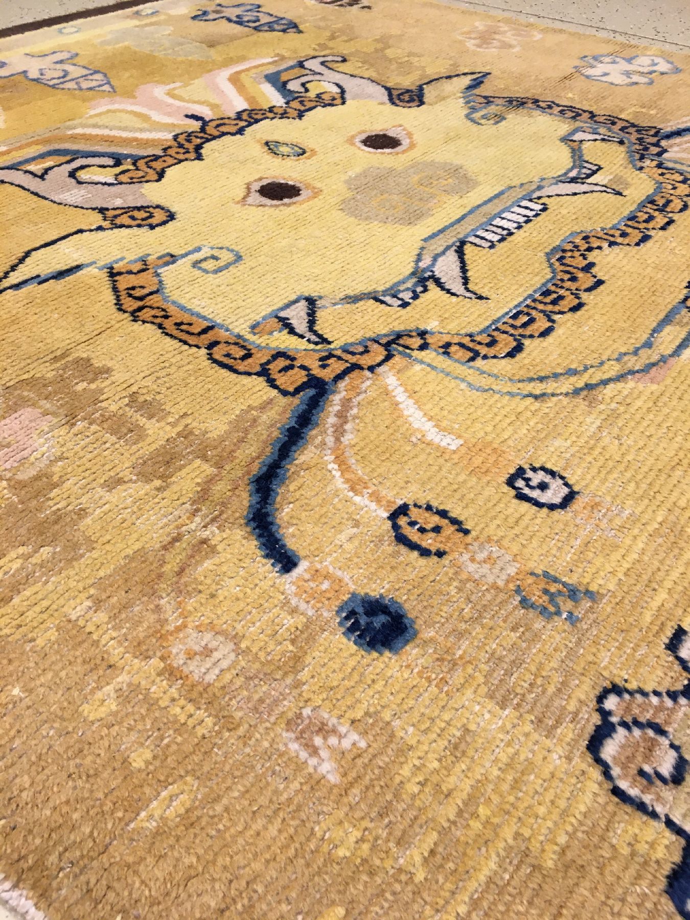 Detail e: Früher Ning-Hsia "Tempelteppich" antik "Tao-Tieh Maske" (wohl gefertigt für einer der Tempel in der verbotenen Stadt Peking) ...