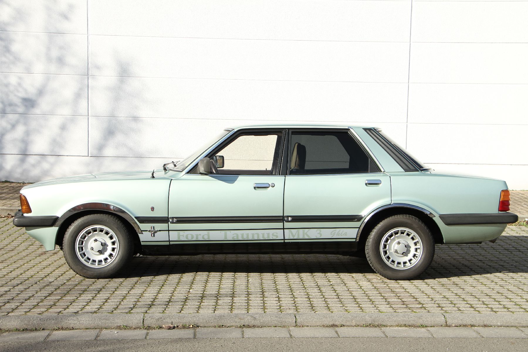 Detail b: Ford Taunus II 2000 Ghia Limousine, Fahrgestellnummer: WF0FXXGBBFBU29364, EZ 03/1981, H-Zulassung, 3. Hand, Laufleistung 59.107 km abgelesen, HU ...