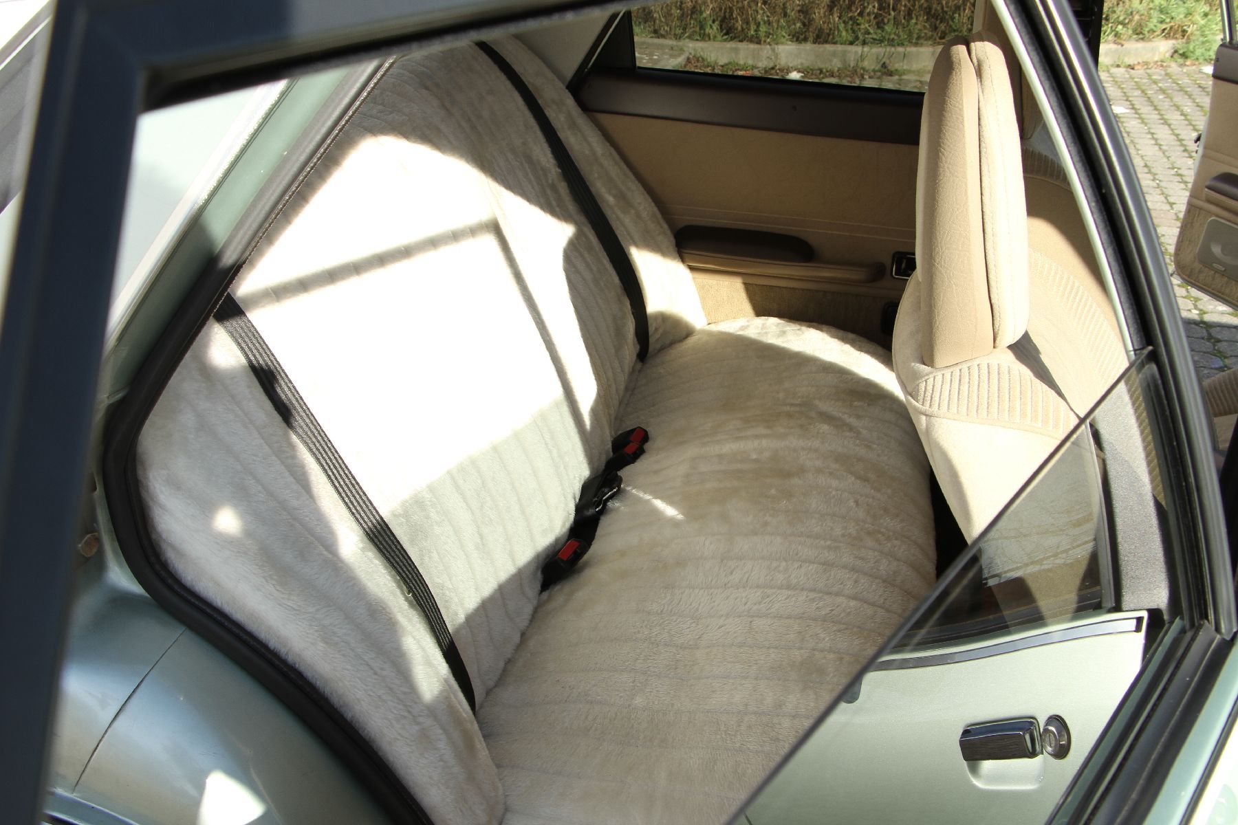 Detail l: Ford Taunus II 2000 Ghia Limousine, Fahrgestellnummer: WF0FXXGBBFBU29364, EZ 03/1981, H-Zulassung, 3. Hand, Laufleistung 59.107 km abgelesen, HU ...