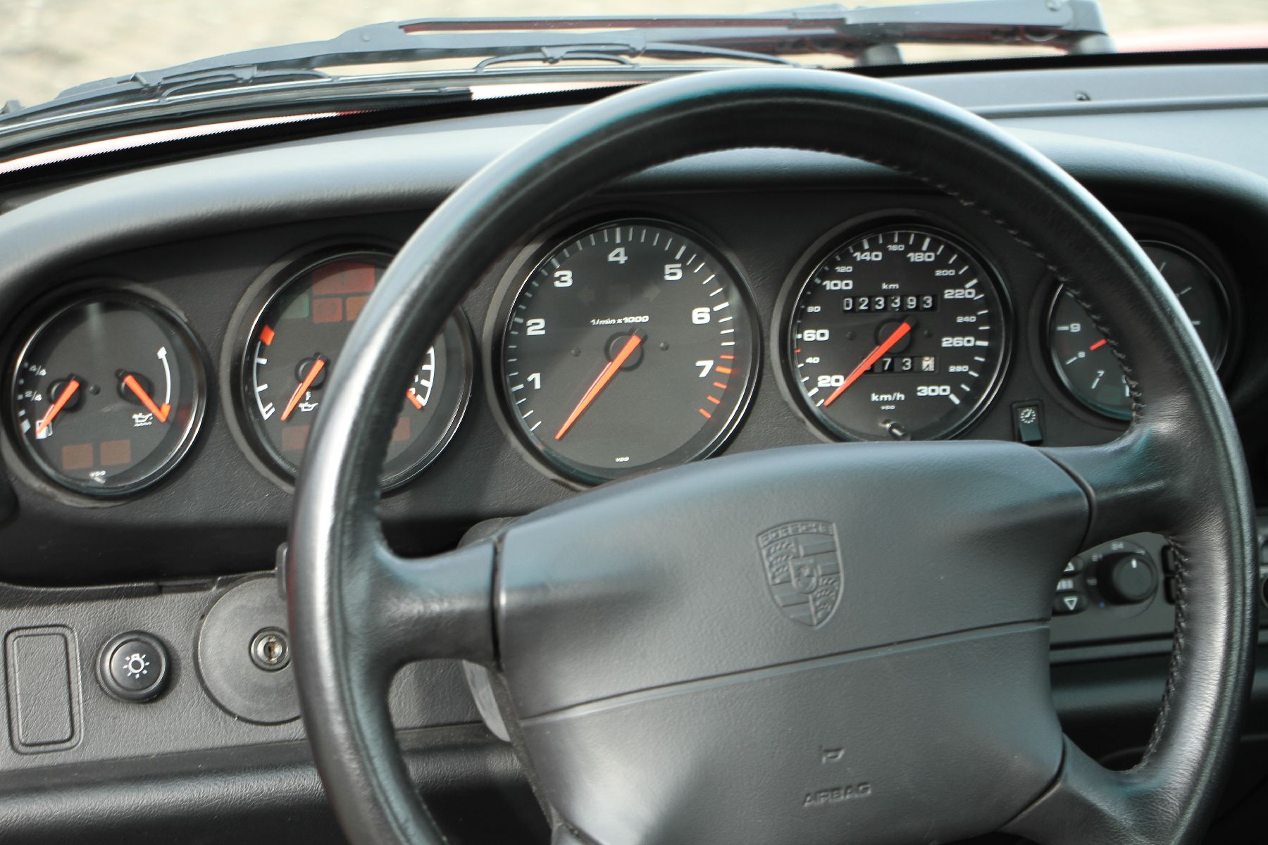 Detail j: Porsche 911 Carrera RS 993, Fahrgestellnummer: WP0ZZZ99ZTS390517, EZ 08/1995, 2. Hand, Erstzulassung als Vorführwagen, Laufleistung 23.400 km, HU ...