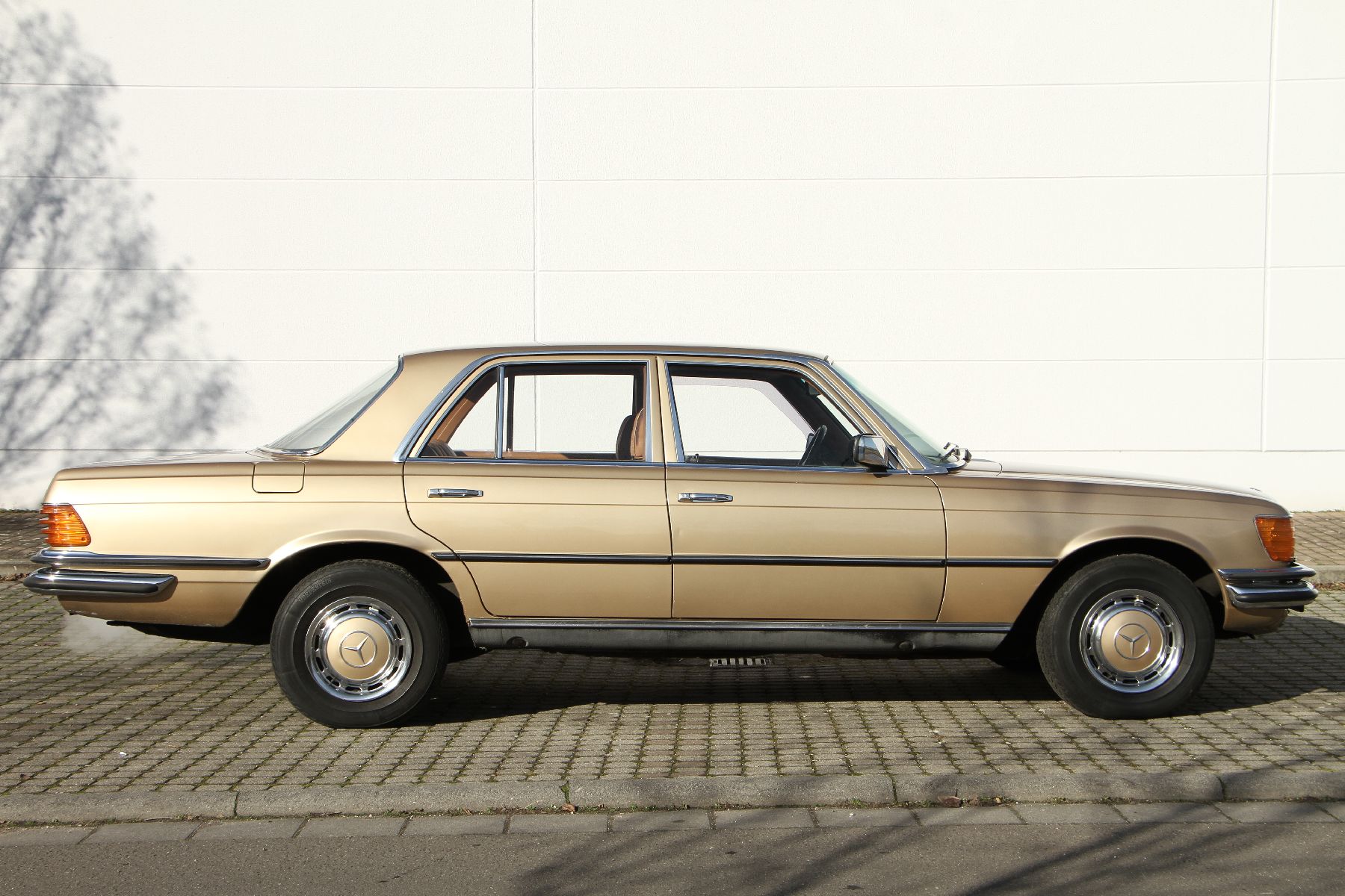Detail b: Mercedes-Benz 280 SE, Fahrgestellnummer: 11602410093259, EZ 08/1977, Fahrzeug ursprünglich US Version, 1. Hand im deutschen Brief, Laufleistung ...