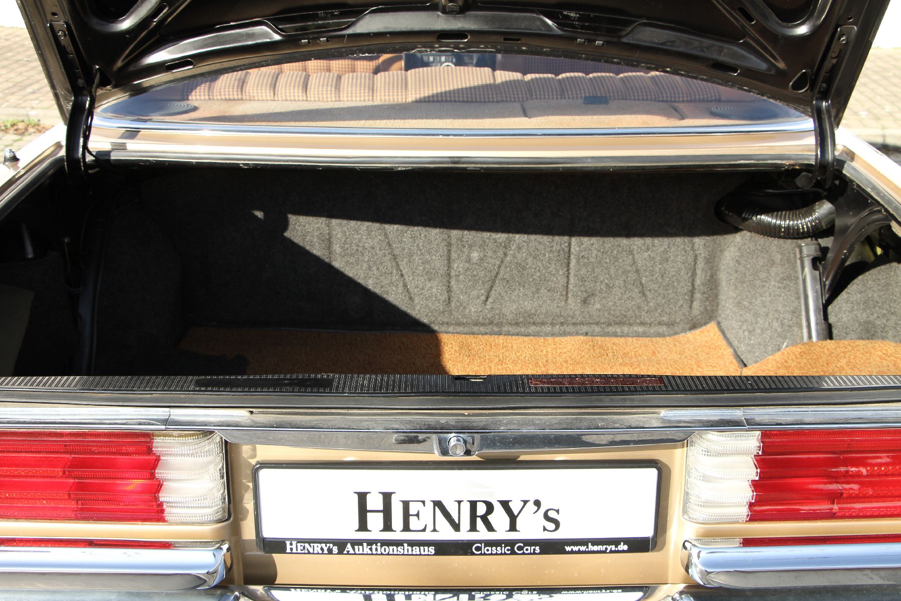 Detail h: Mercedes-Benz 280 SE, Fahrgestellnummer: 11602410093259, EZ 08/1977, Fahrzeug ursprünglich US Version, 1. Hand im deutschen Brief, Laufleistung ...
