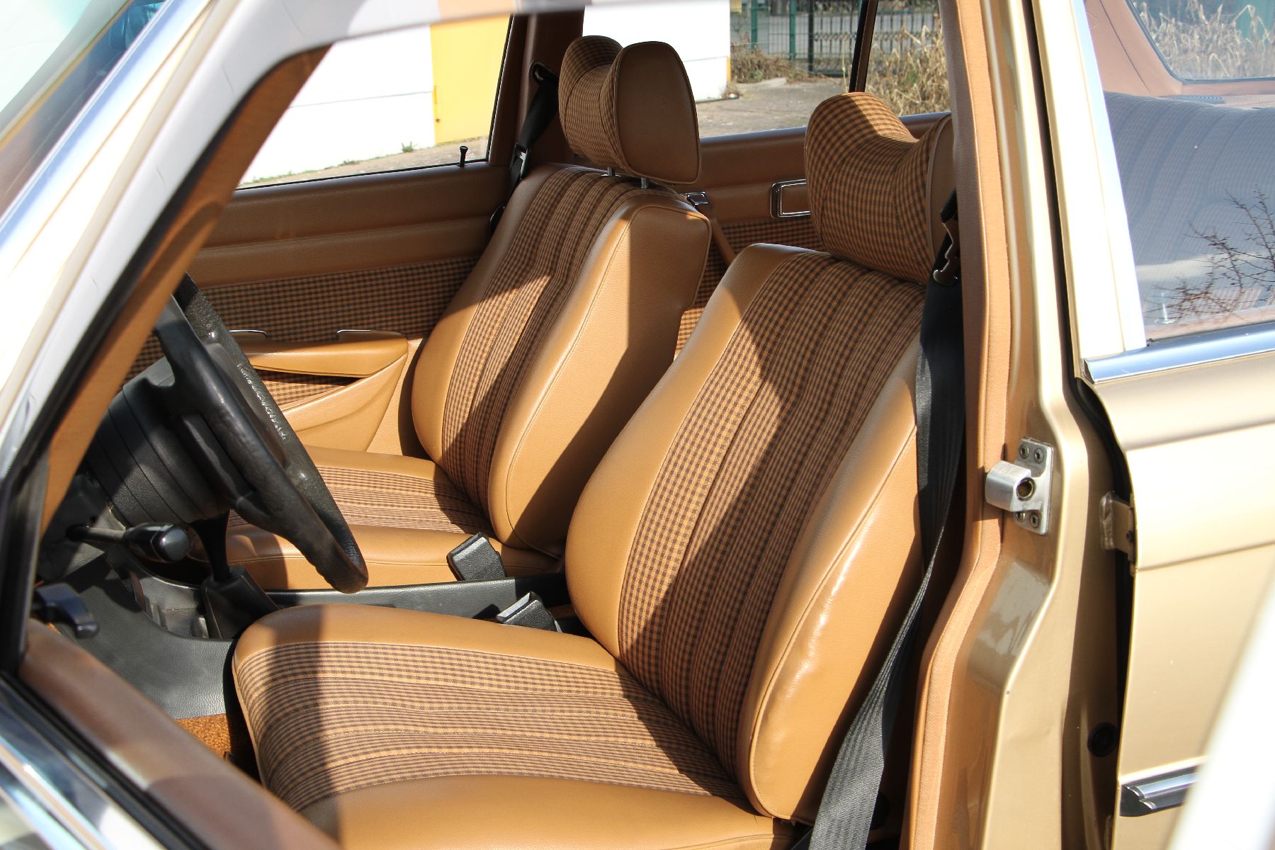 Detail l: Mercedes-Benz 280 SE, Fahrgestellnummer: 11602410093259, EZ 08/1977, Fahrzeug ursprünglich US Version, 1. Hand im deutschen Brief, Laufleistung ...