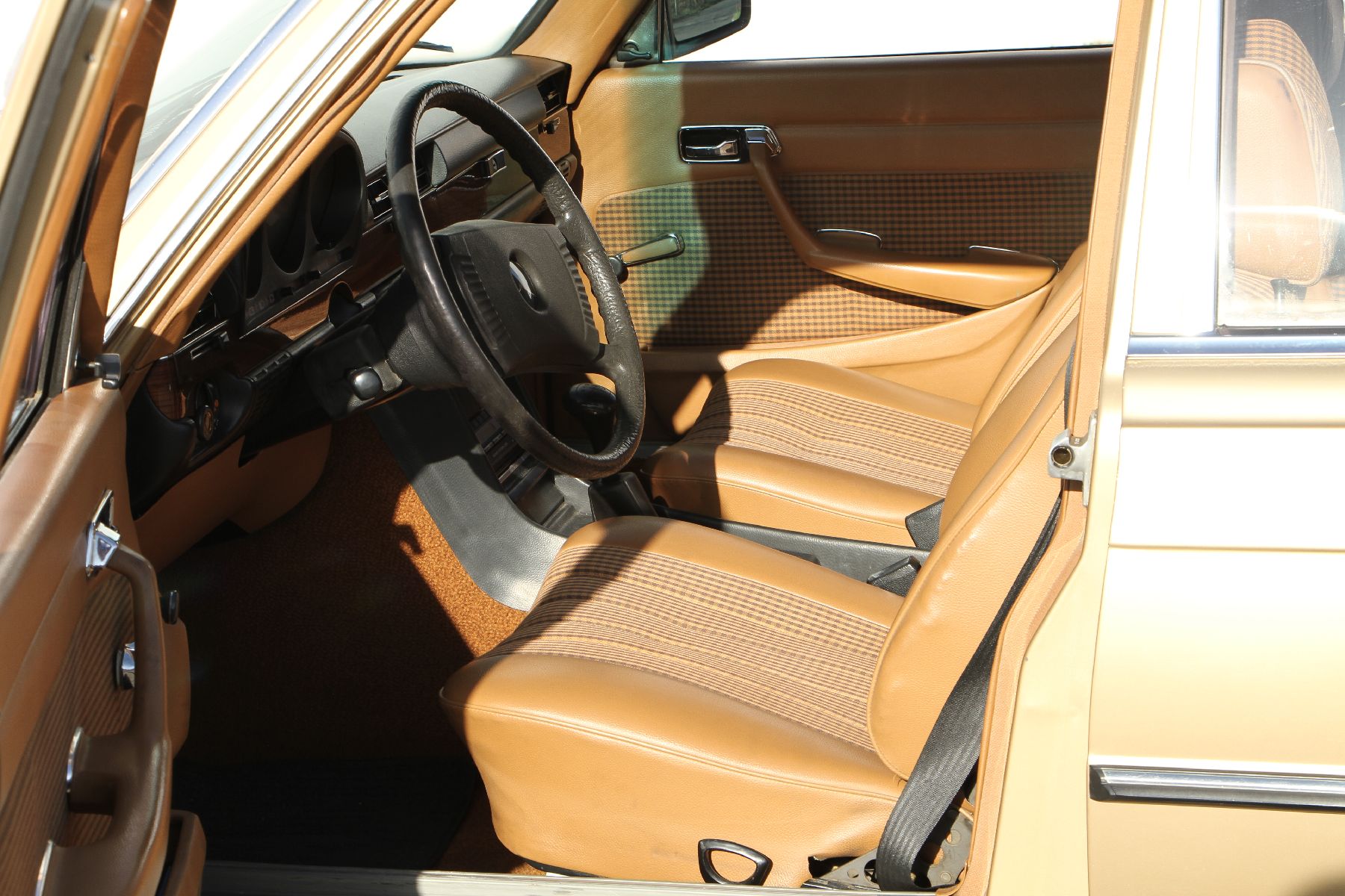 Detail n: Mercedes-Benz 280 SE, Fahrgestellnummer: 11602410093259, EZ 08/1977, Fahrzeug ursprünglich US Version, 1. Hand im deutschen Brief, Laufleistung ...