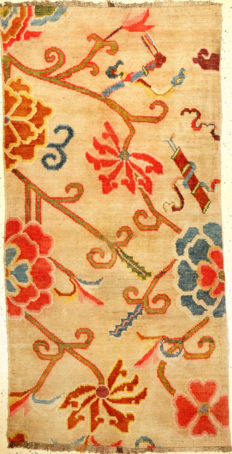 Gyantse "Khaden" alt (Päonien), Südtibet, um 1920, Wolle geknüpft auf Wolle. Dekorativer tibetischer Khaden mit Päonien und ...
