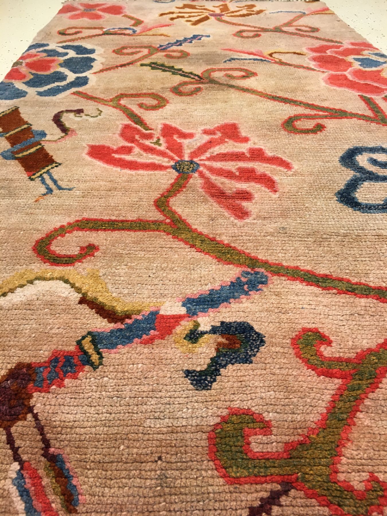 Detail b: Gyantse "Khaden" alt (Päonien), Südtibet, um 1920, Wolle geknüpft auf Wolle. Dekorativer tibetischer Khaden mit Päonien und ...