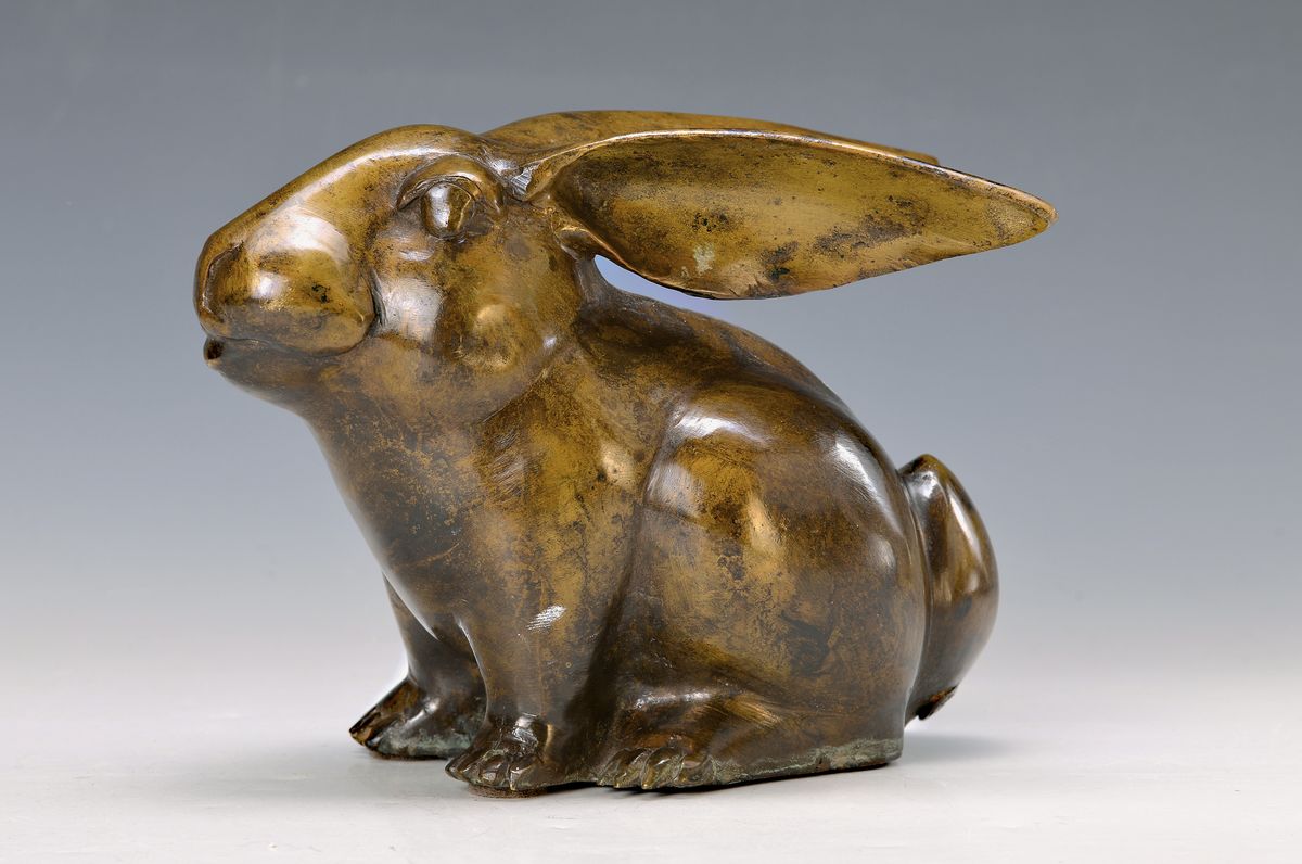 Gernot Rumpf, geb. 1941 Kaiserslautern, Hase in stiltypischer Haltung, Bronzeskulptur,frontal konzipiert, in stiltypischer fantastischer Manier des ...