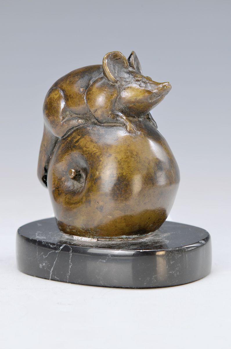 Gernot Rumpf, geb. 1941 Kaiserslautern, Maus auf Apfel, Bronzeguss, Künstlersignet, auf Marmorsockel montiert, H.ca. 11.5cm
