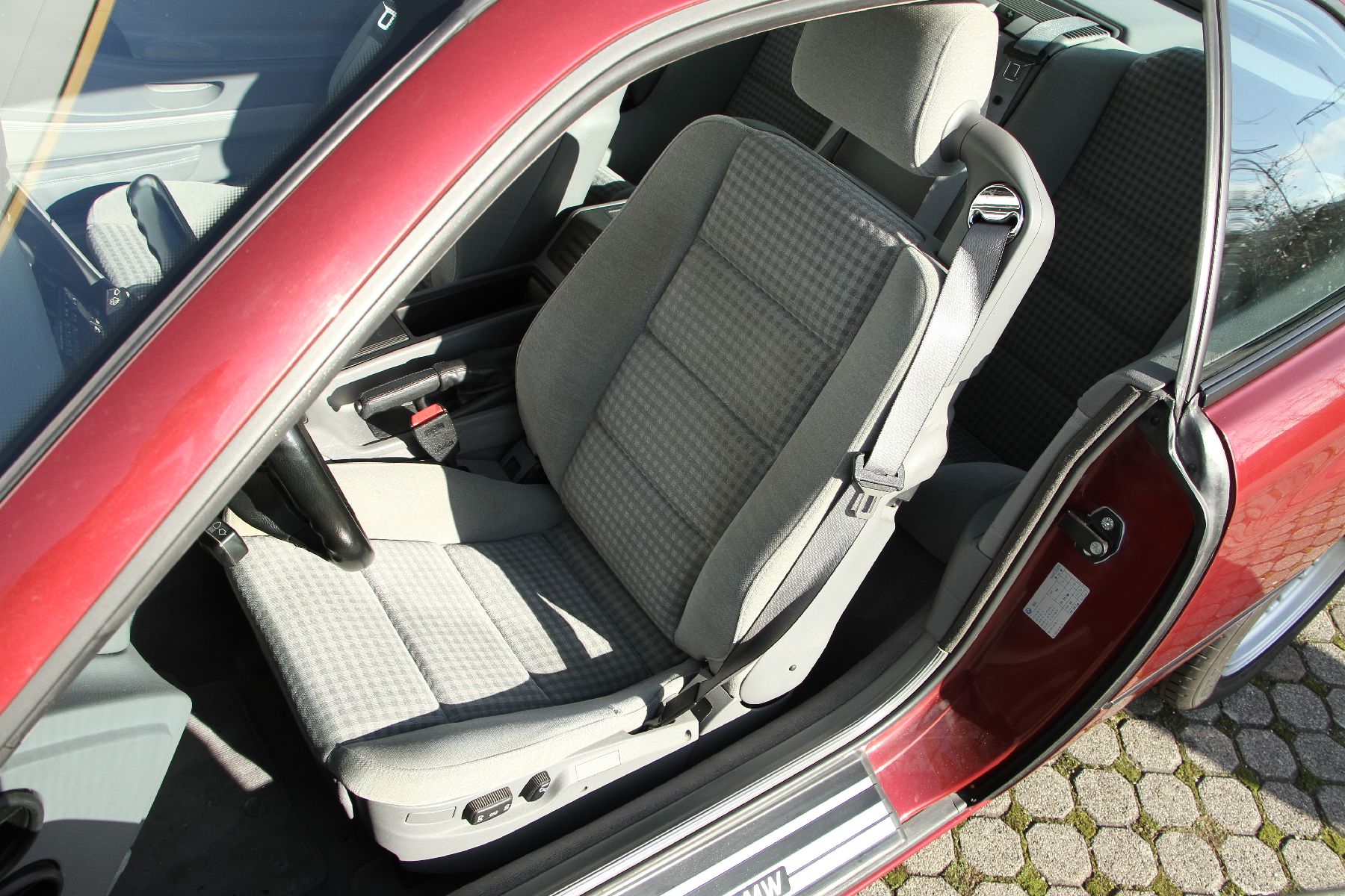 Detail o: BMW 850i Coupé, Fahrgestellnummer:WBAEG21020CB10493, EZ 05/1992, deutsches Sammlerfahrzeug aus 1. Hand, Laufleistung ca. 56.800 km, HU 02/2022, 220 ...