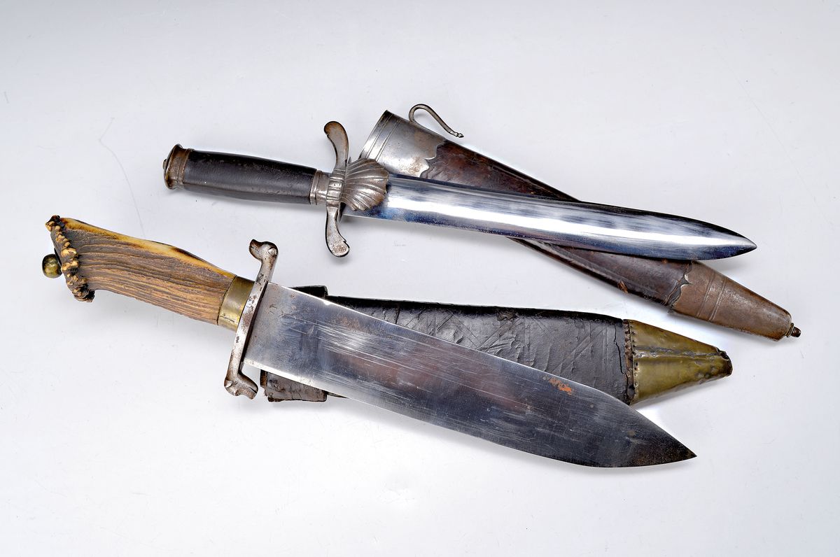Zwei Hirschfänger, wohl deutsch, um 1900/20, 1x breite Klinge mit Hirschhorngriff und Parierstange mit Hundeköpfen, L. 44 cm und Hirschfänger mit ...