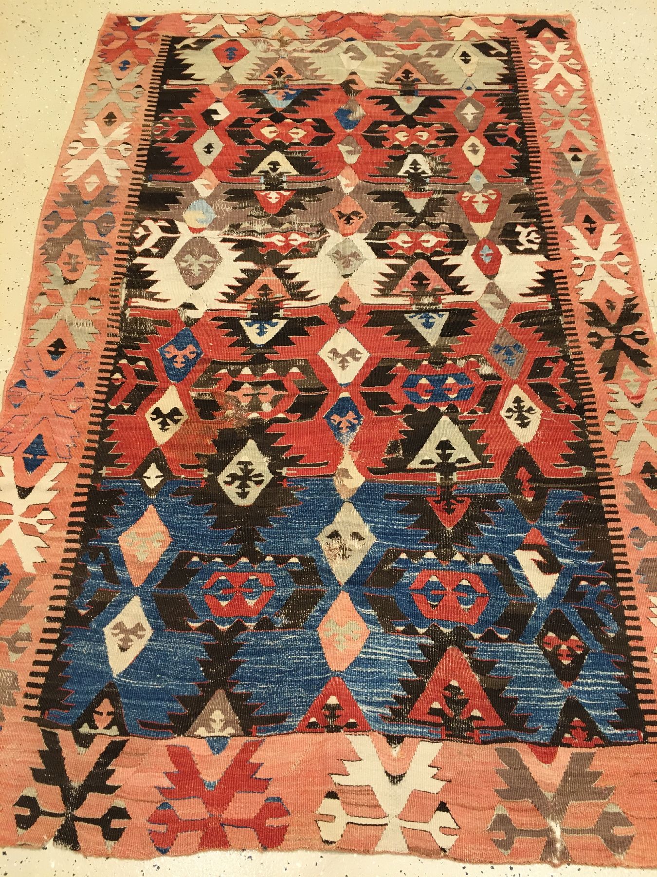 Detail a: Konya "Kelim" antik, Zentralanatolien, 19.Jhd., Wolle gewebt auf Wolle. Das Feld dieses Kelims aus Zentralanatolien zeigt ein ...