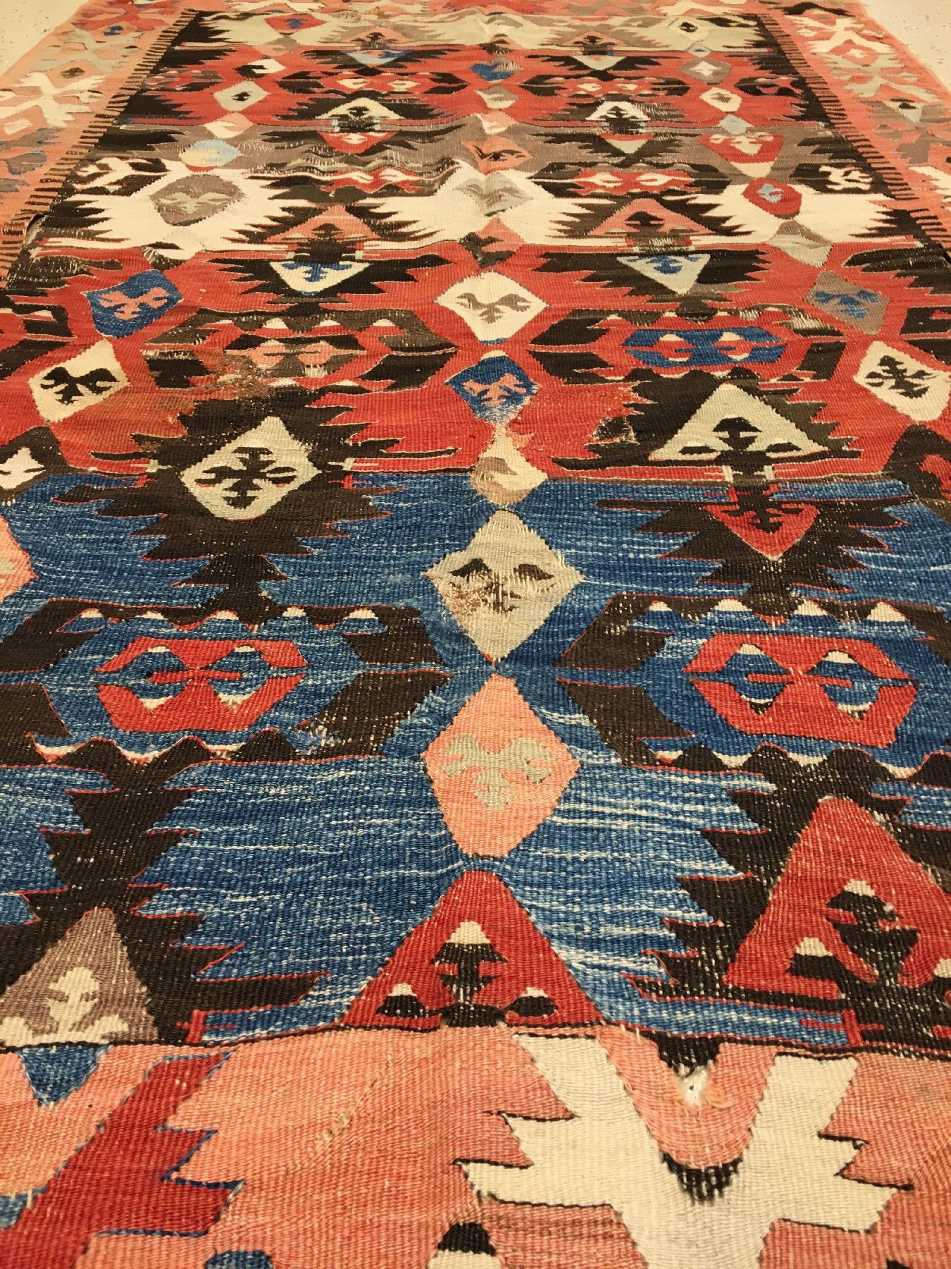 Detail b: Konya "Kelim" antik, Zentralanatolien, 19.Jhd., Wolle gewebt auf Wolle. Das Feld dieses Kelims aus Zentralanatolien zeigt ein ...