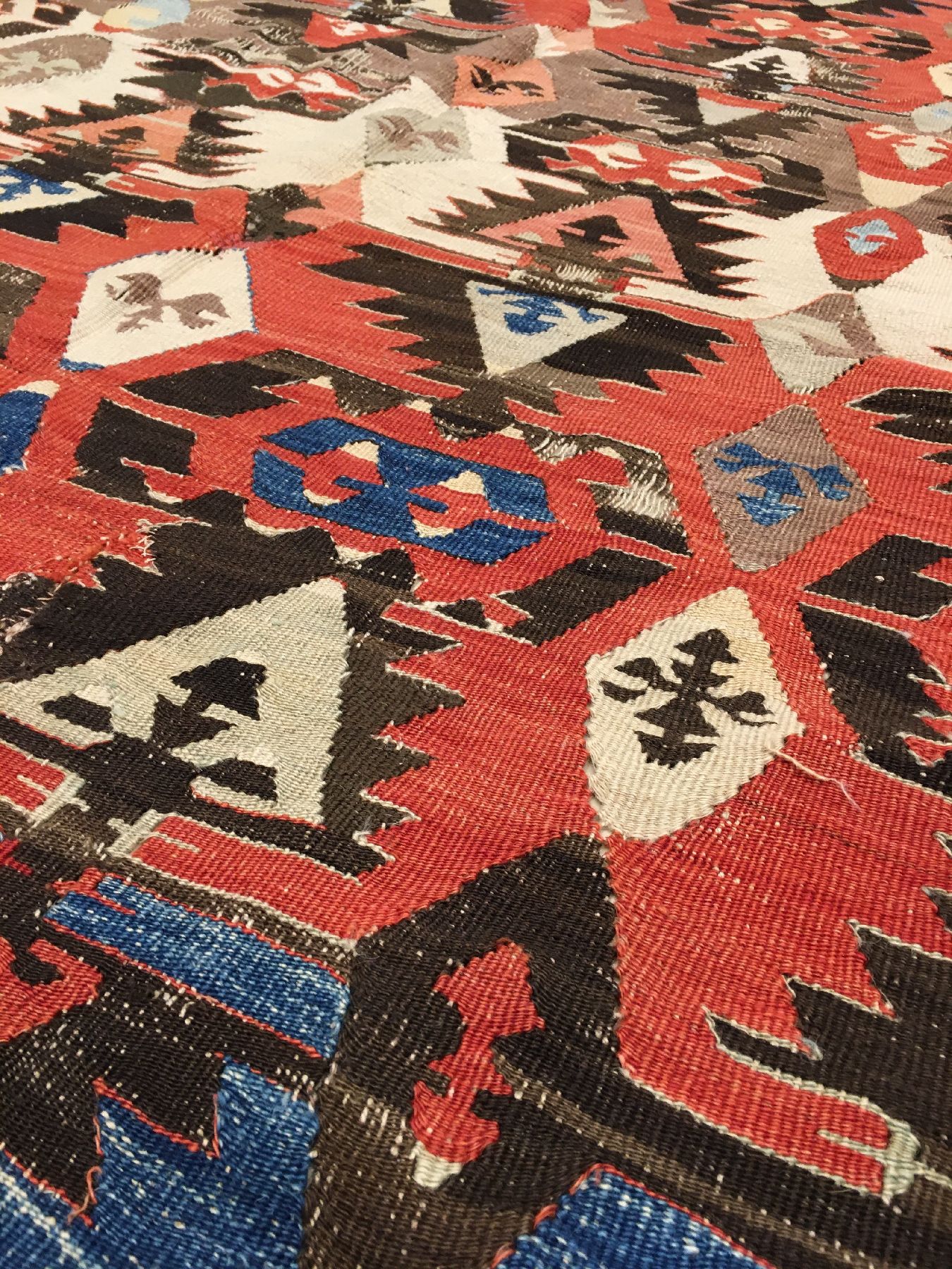 Detail c: Konya "Kelim" antik, Zentralanatolien, 19.Jhd., Wolle gewebt auf Wolle. Das Feld dieses Kelims aus Zentralanatolien zeigt ein ...