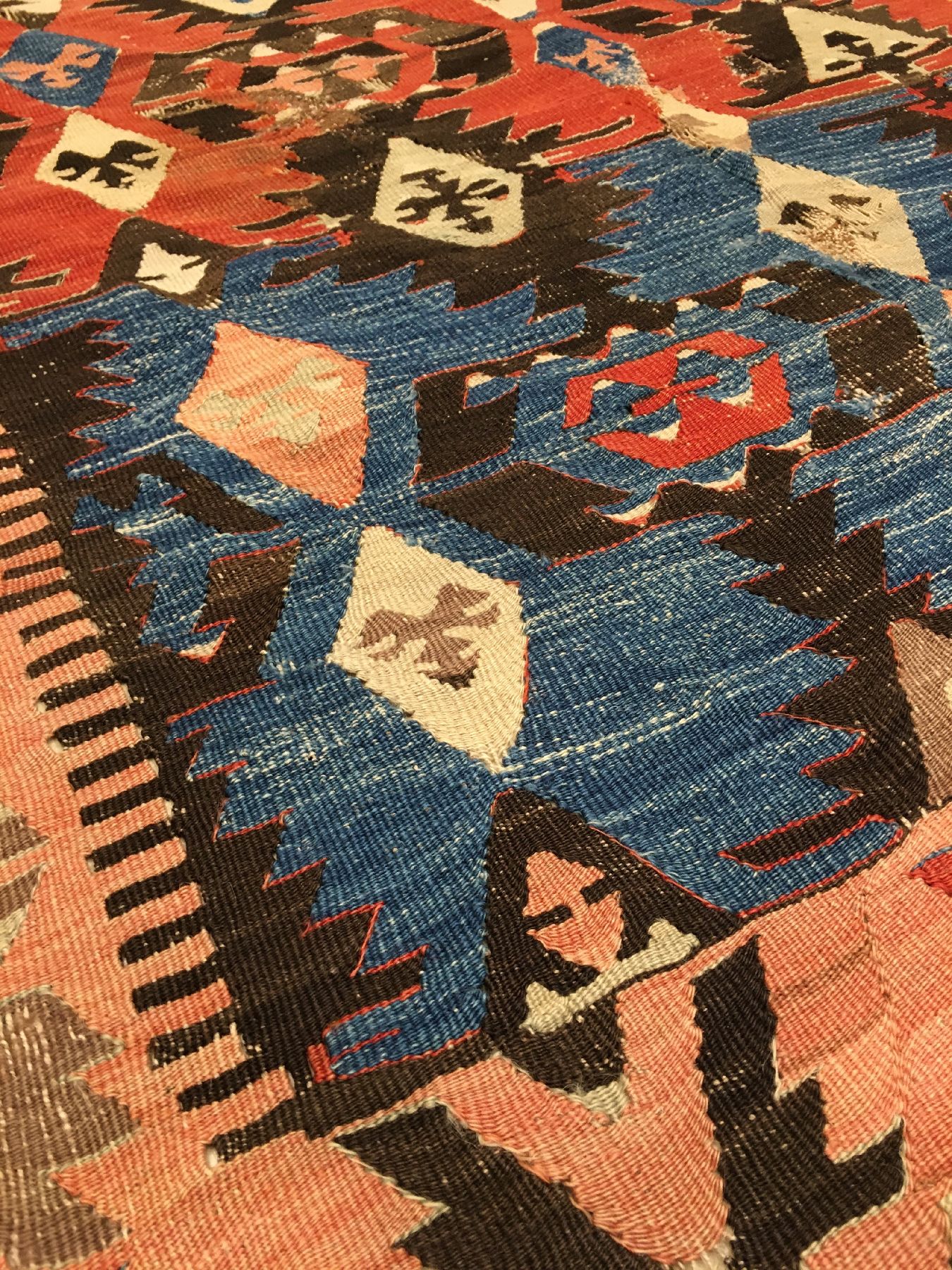 Detail d: Konya "Kelim" antik, Zentralanatolien, 19.Jhd., Wolle gewebt auf Wolle. Das Feld dieses Kelims aus Zentralanatolien zeigt ein ...