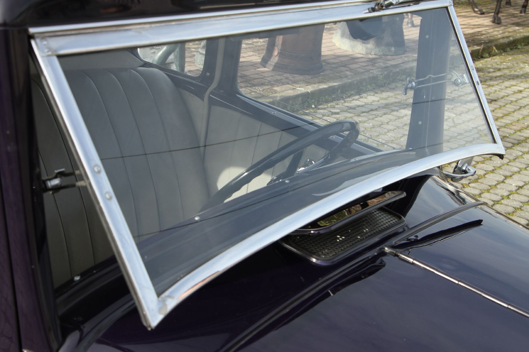 Detail j: American Austin 5-Window Coupé, Fahrgestellnummer: 3755463, EZ 12/1933, 1 Eintrag im deutschen Brief, Laufleistung 1.713 miles abgelesen, HU ...