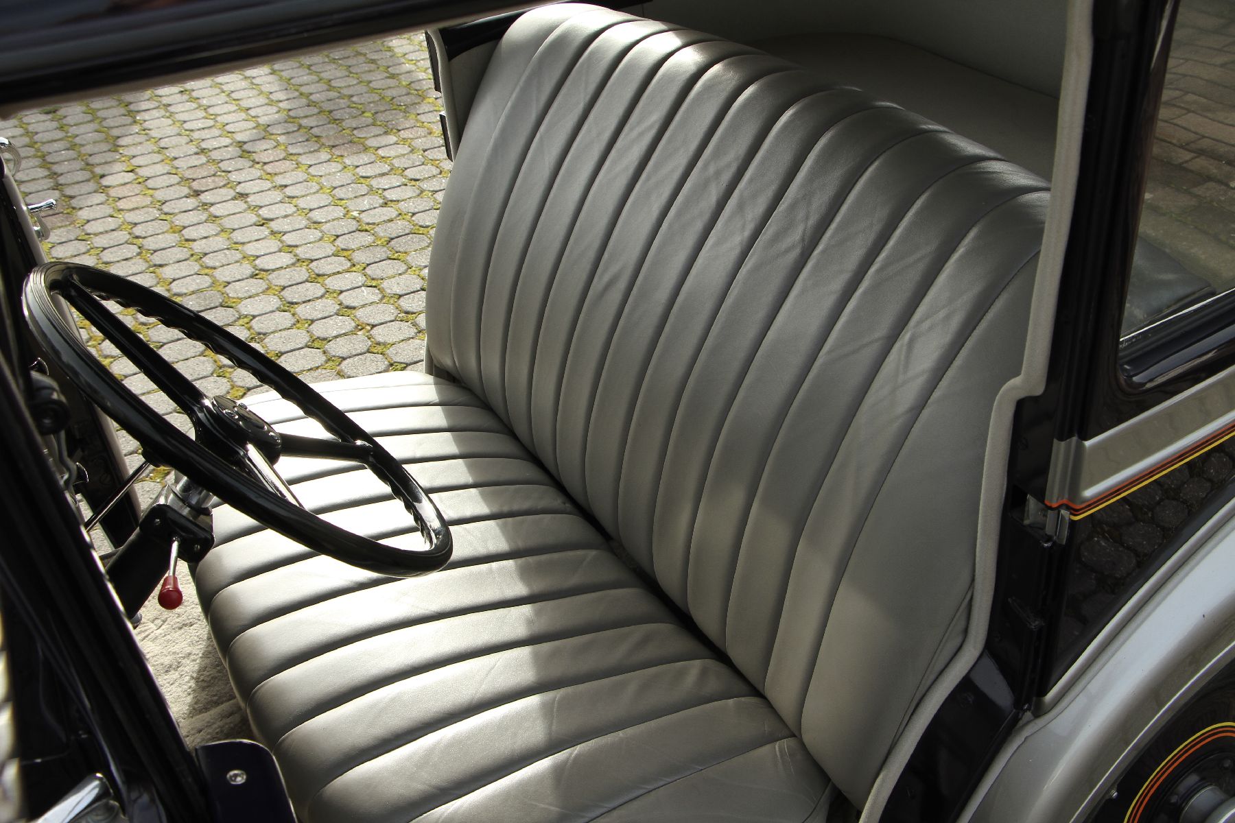 Detail l: American Austin 5-Window Coupé, Fahrgestellnummer: 3755463, EZ 12/1933, 1 Eintrag im deutschen Brief, Laufleistung 1.713 miles abgelesen, HU ...