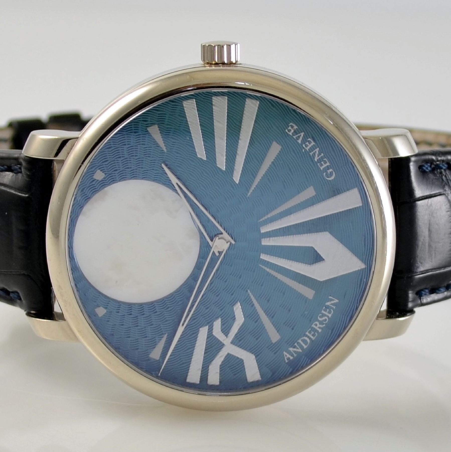Detail a: ANDERSEN GENEVE Kamar ausgefallene Herrenarmbanduhr mit Mondphase in WG 750/000, Schweiz um 2010, Automatik, massives beids. vergl. ...