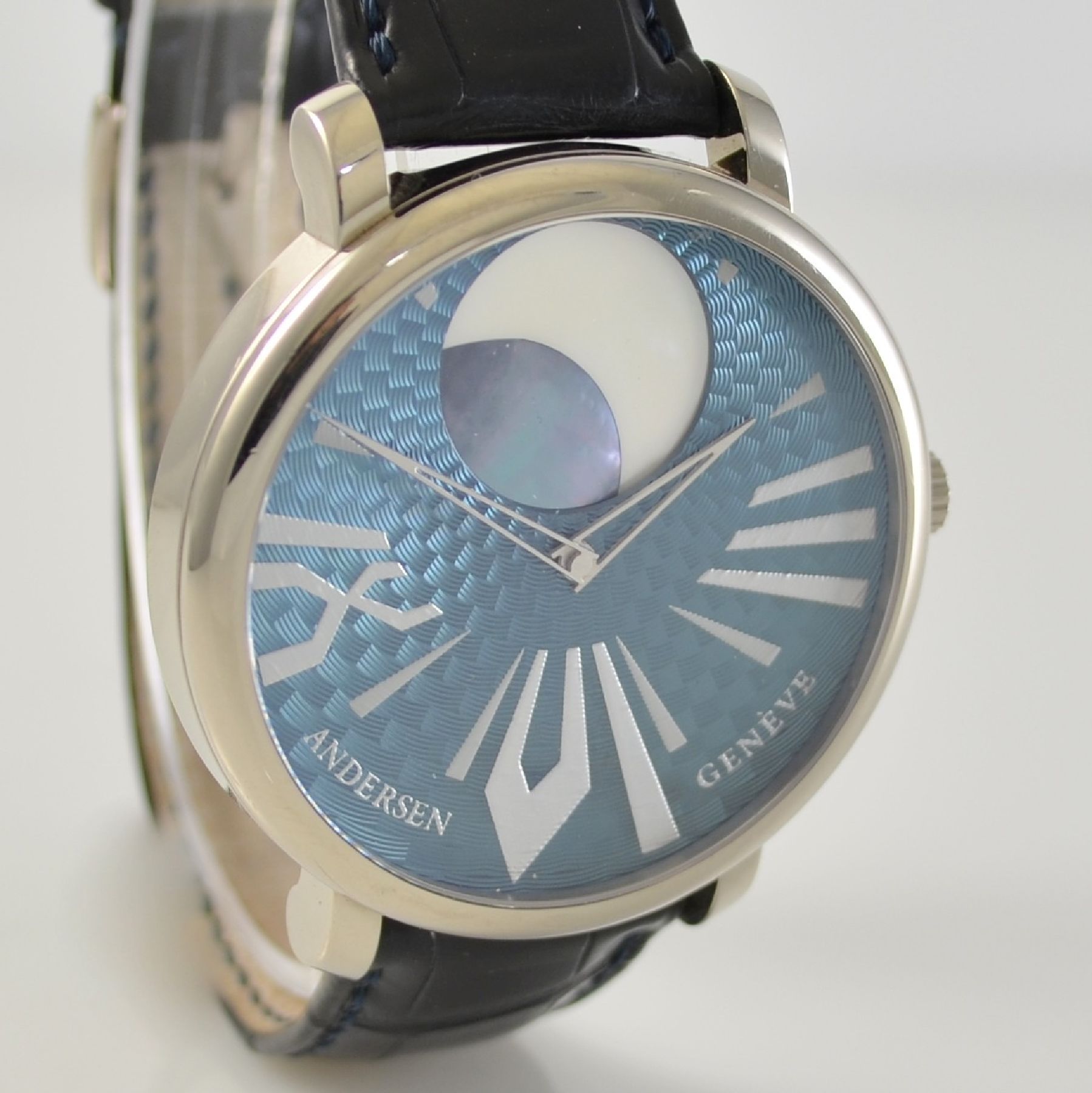 Detail c: ANDERSEN GENEVE Kamar ausgefallene Herrenarmbanduhr mit Mondphase in WG 750/000, Schweiz um 2010, Automatik, massives beids. vergl. ...