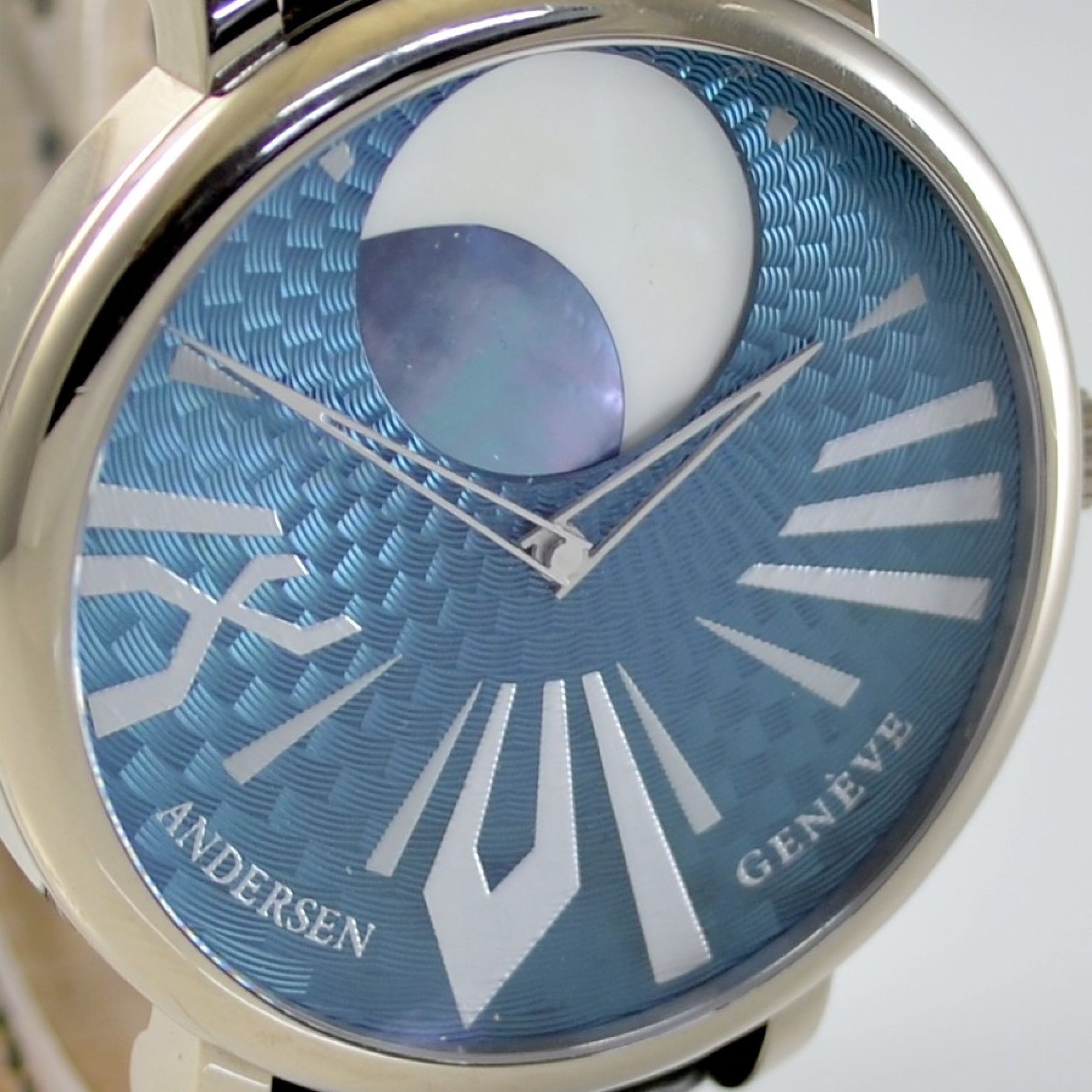Detail d: ANDERSEN GENEVE Kamar ausgefallene Herrenarmbanduhr mit Mondphase in WG 750/000, Schweiz um 2010, Automatik, massives beids. vergl. ...