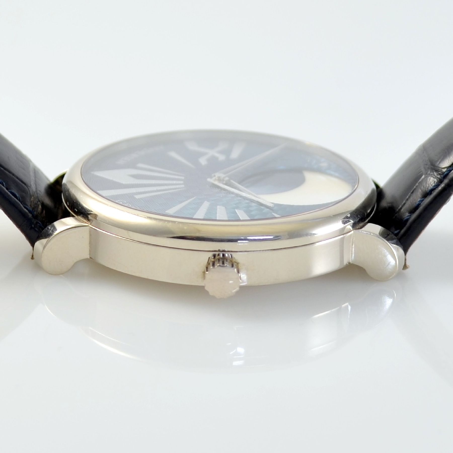 Detail e: ANDERSEN GENEVE Kamar ausgefallene Herrenarmbanduhr mit Mondphase in WG 750/000, Schweiz um 2010, Automatik, massives beids. vergl. ...