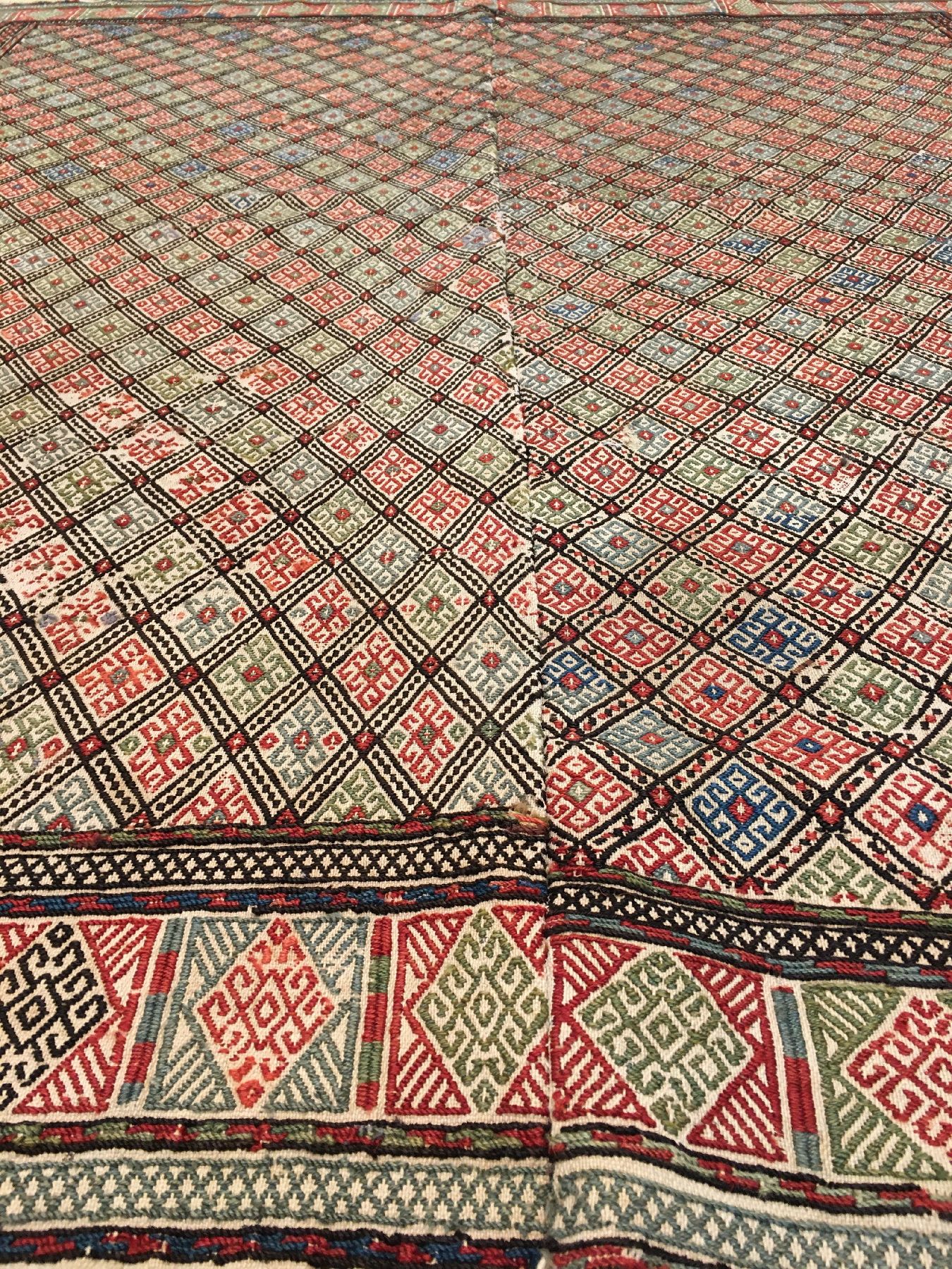 Detail b: Feiner Azeri "Verneh" antik, Südkaukasus Azerbaijan, 19.Jhd., Wolle gewebt auf Wolle. Fein gewebte Azeri Verneh mit broschier-Technik ...