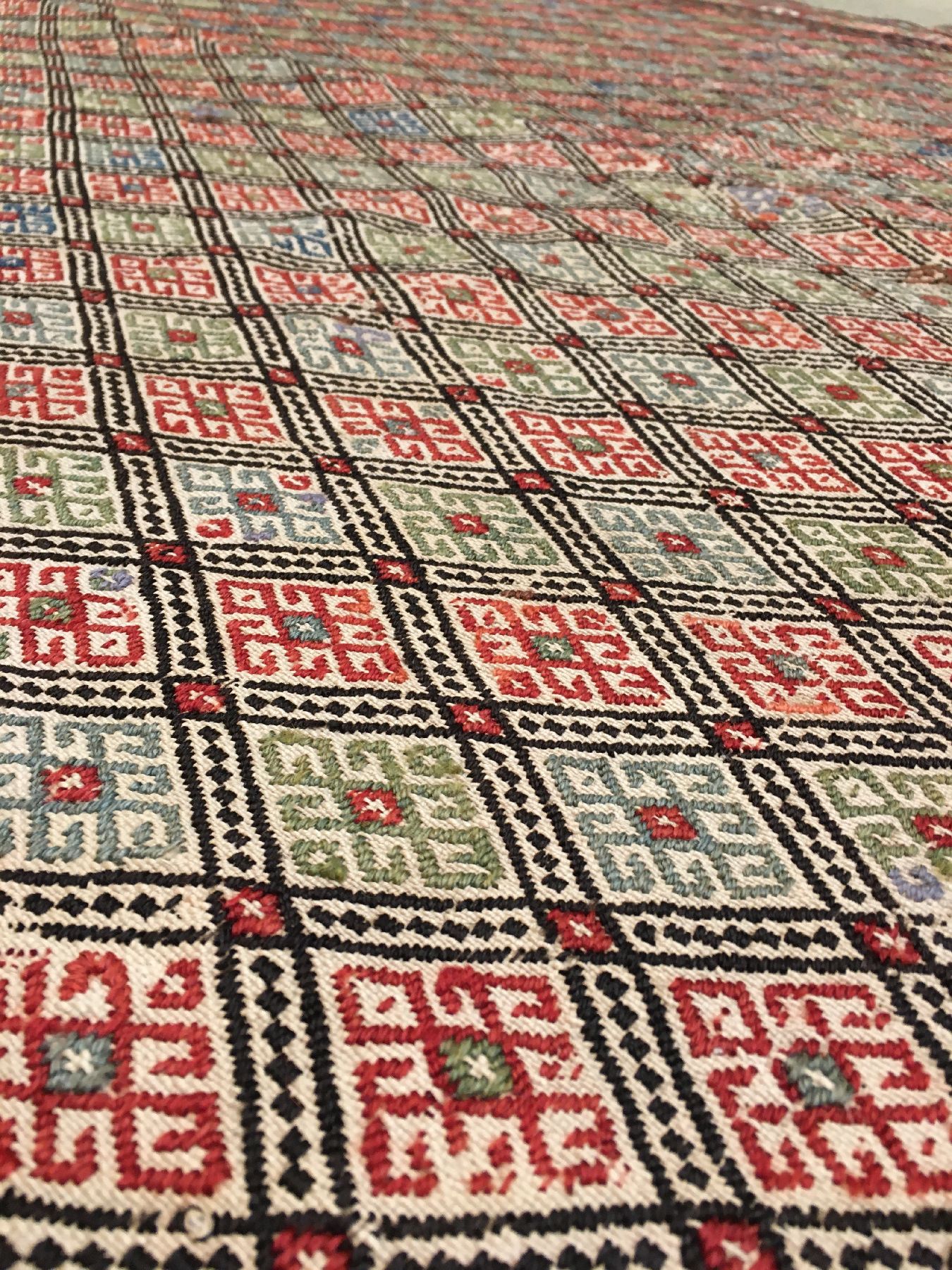 Detail e: Feiner Azeri "Verneh" antik, Südkaukasus Azerbaijan, 19.Jhd., Wolle gewebt auf Wolle. Fein gewebte Azeri Verneh mit broschier-Technik ...