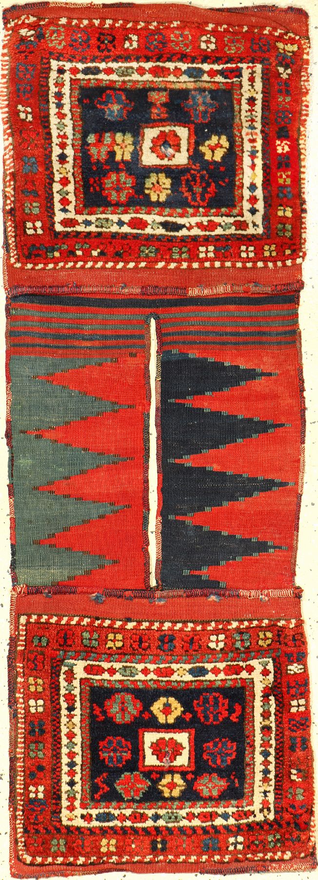 Bergama "Heybe" antik, Nordwestanatolien, Ende 19.Jhd., Wolle geknüpft auf Wolle, Mittelsteg ist gewebt. Anatolische Doppeltasche in ...