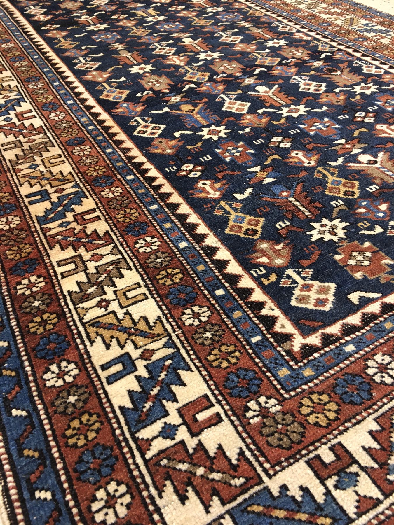 Detail e: Schirwan antik, Ostkaukasus, Ende 19.Jhd., Wolle geknüpft auf Wolle. Das nachtblaue Feld wird von einem Khirdagyd Rapportmuster belegt, kombiniert ...