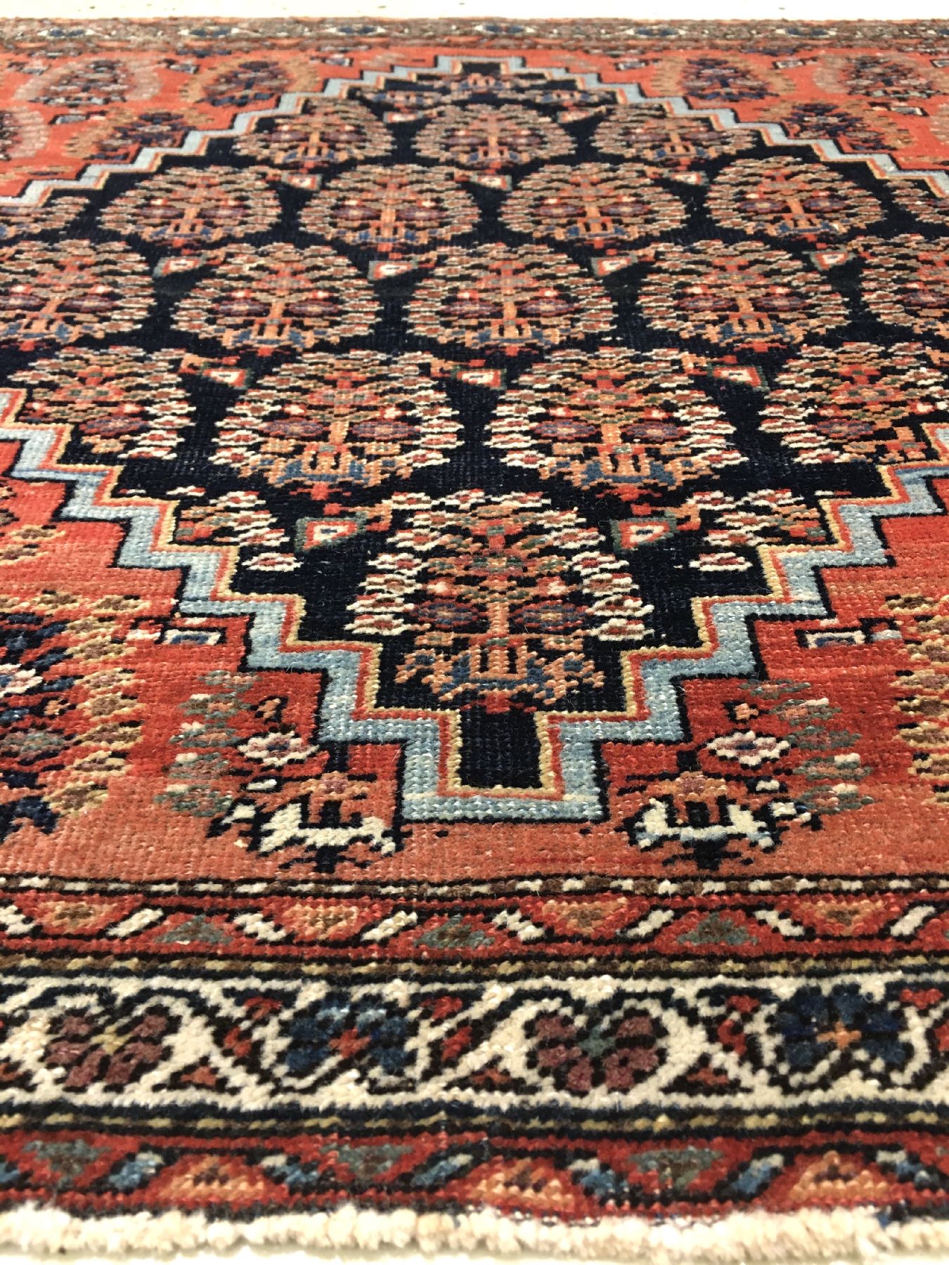Detail b: Farahan antik, Westpersien, Ende 19.Jhd., Wolle geknüpft auf Baumwolle. Farahan Poshti mit Boteh Motiven, ca. 80 x 65 cm, EHZ: 2-3 (leichte ...