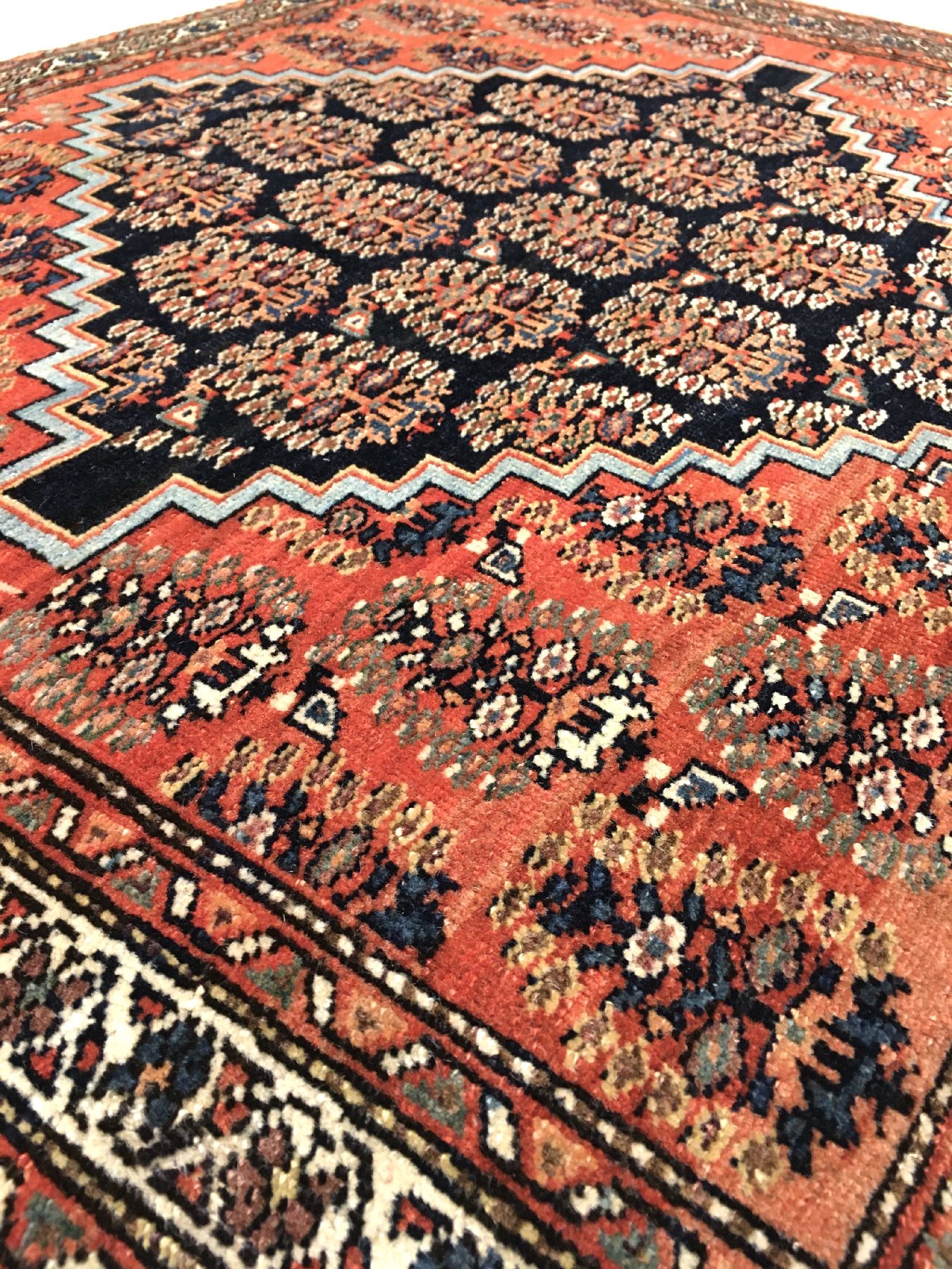 Detail c: Farahan antik, Westpersien, Ende 19.Jhd., Wolle geknüpft auf Baumwolle. Farahan Poshti mit Boteh Motiven, ca. 80 x 65 cm, EHZ: 2-3 (leichte ...