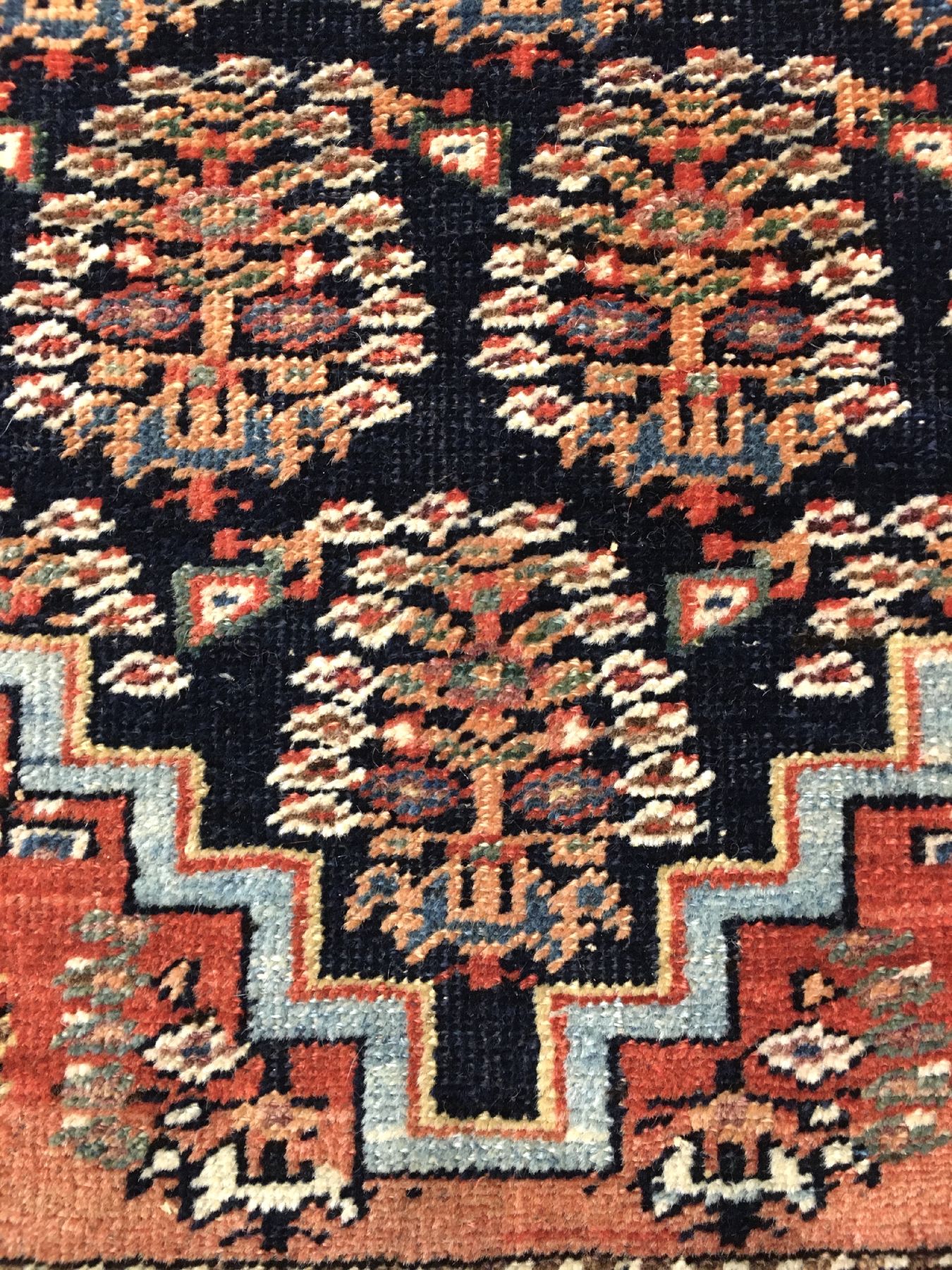 Detail d: Farahan antik, Westpersien, Ende 19.Jhd., Wolle geknüpft auf Baumwolle. Farahan Poshti mit Boteh Motiven, ca. 80 x 65 cm, EHZ: 2-3 (leichte ...