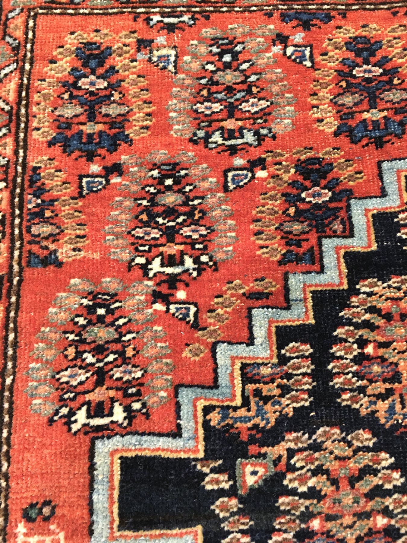 Detail e: Farahan antik, Westpersien, Ende 19.Jhd., Wolle geknüpft auf Baumwolle. Farahan Poshti mit Boteh Motiven, ca. 80 x 65 cm, EHZ: 2-3 (leichte ...
