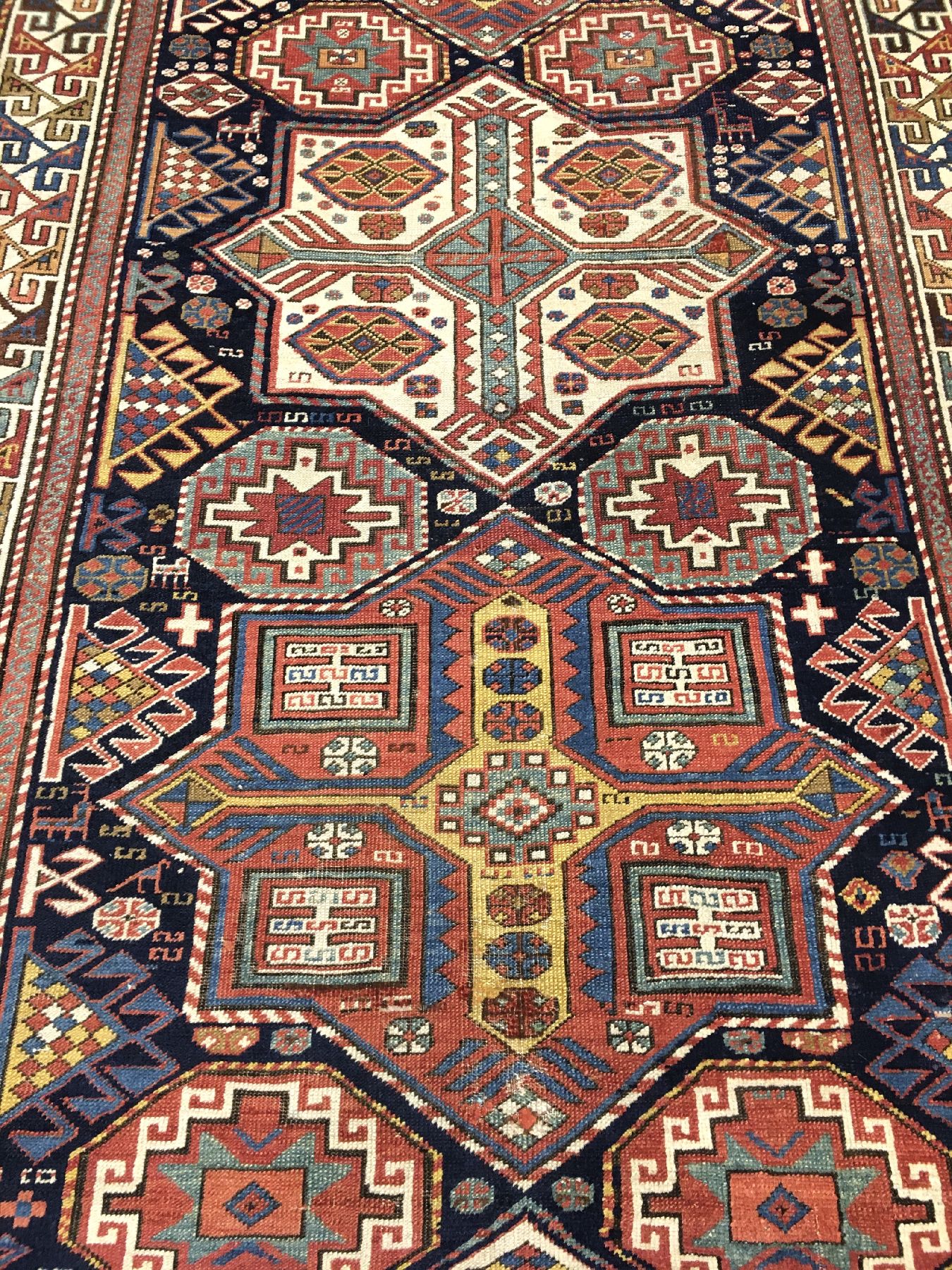 Detail c: Feiner Akstafa antik, Ostkaukasus, 19.Jhd., Wolle geknüpft auf Wolle. Seltener blaugrundiger Akstafa mit fünf weißen Sternmedaillons, dazwischen ...