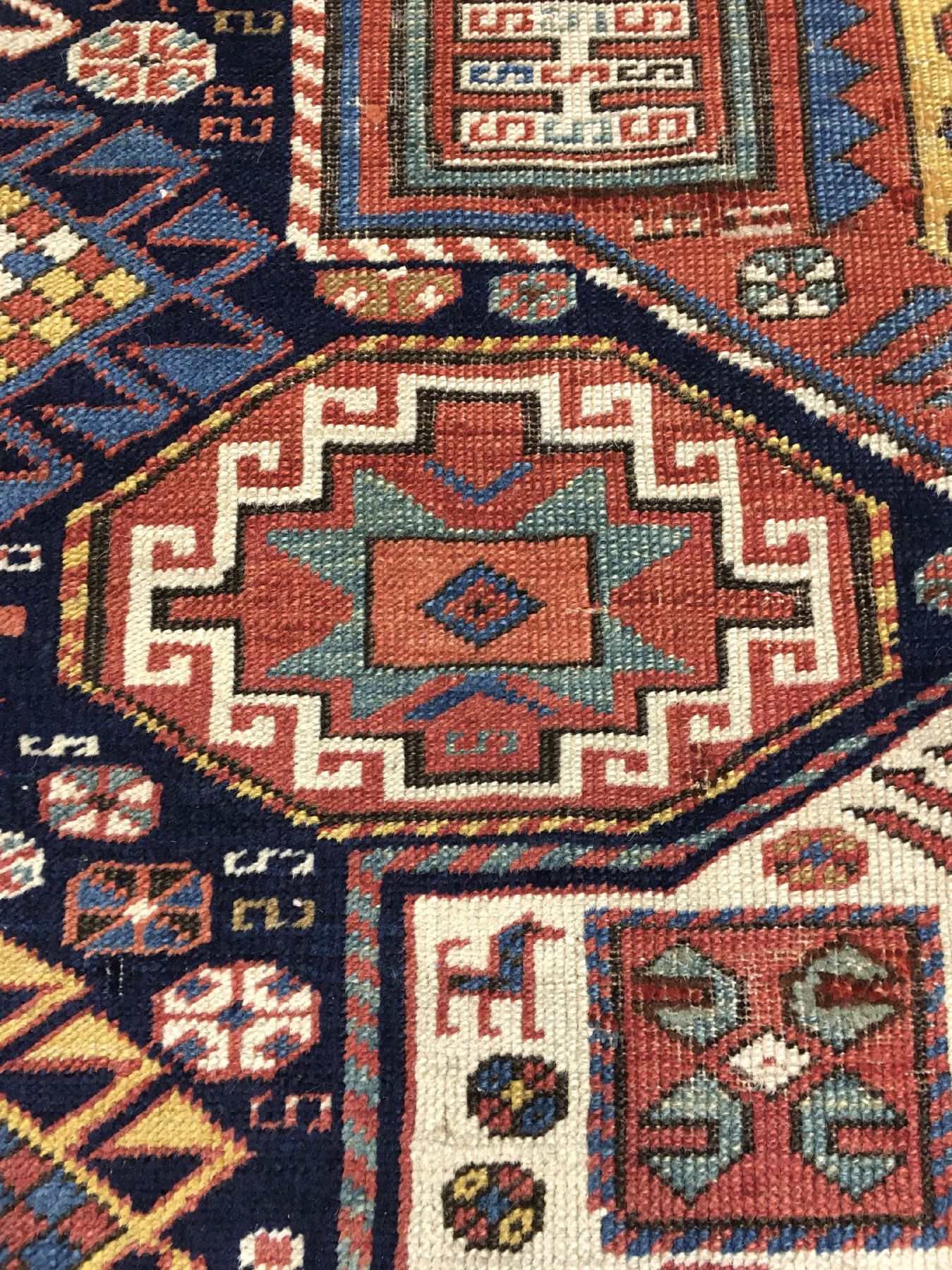 Detail e: Feiner Akstafa antik, Ostkaukasus, 19.Jhd., Wolle geknüpft auf Wolle. Seltener blaugrundiger Akstafa mit fünf weißen Sternmedaillons, dazwischen ...