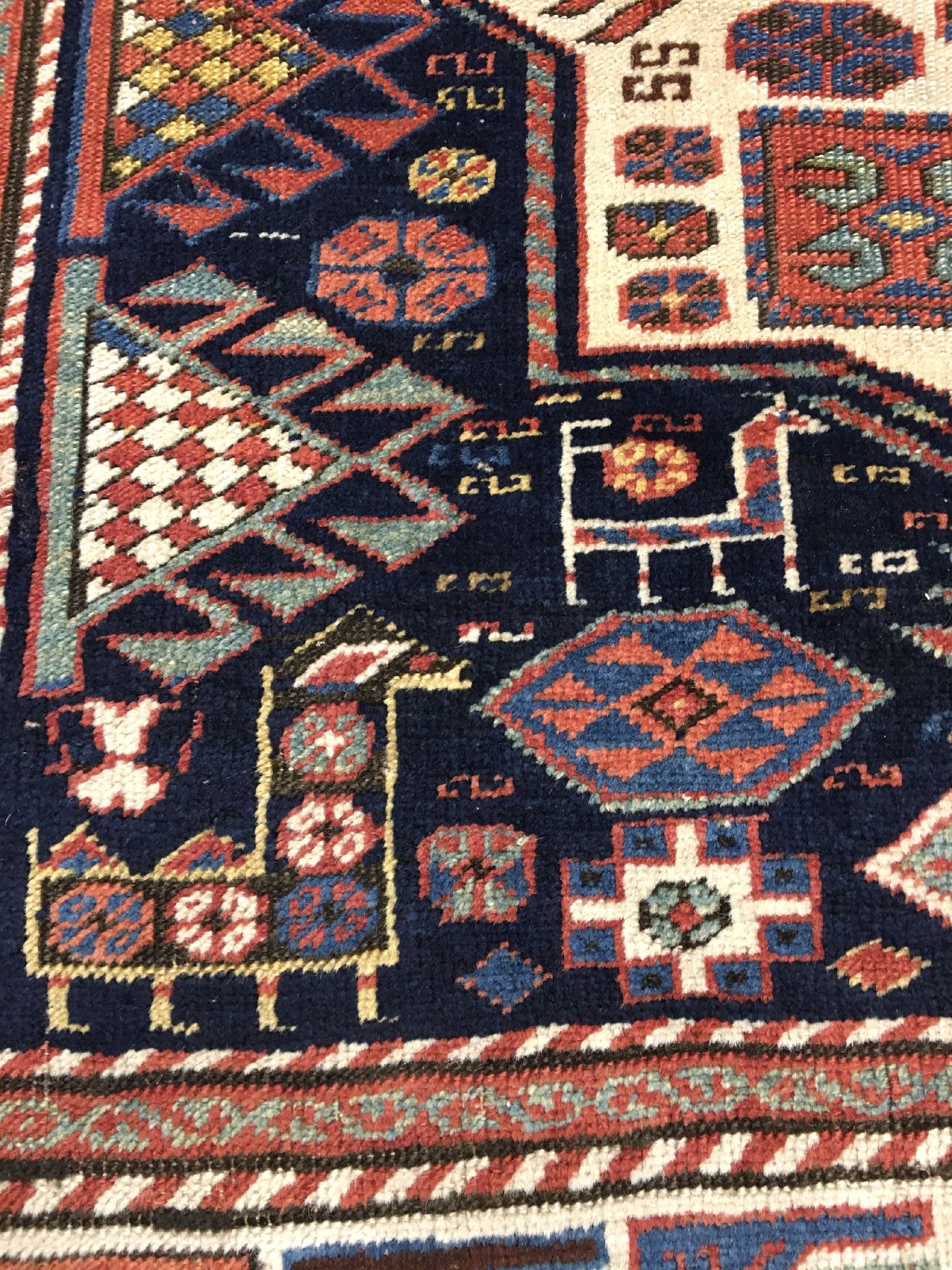 Detail f: Feiner Akstafa antik, Ostkaukasus, 19.Jhd., Wolle geknüpft auf Wolle. Seltener blaugrundiger Akstafa mit fünf weißen Sternmedaillons, dazwischen ...