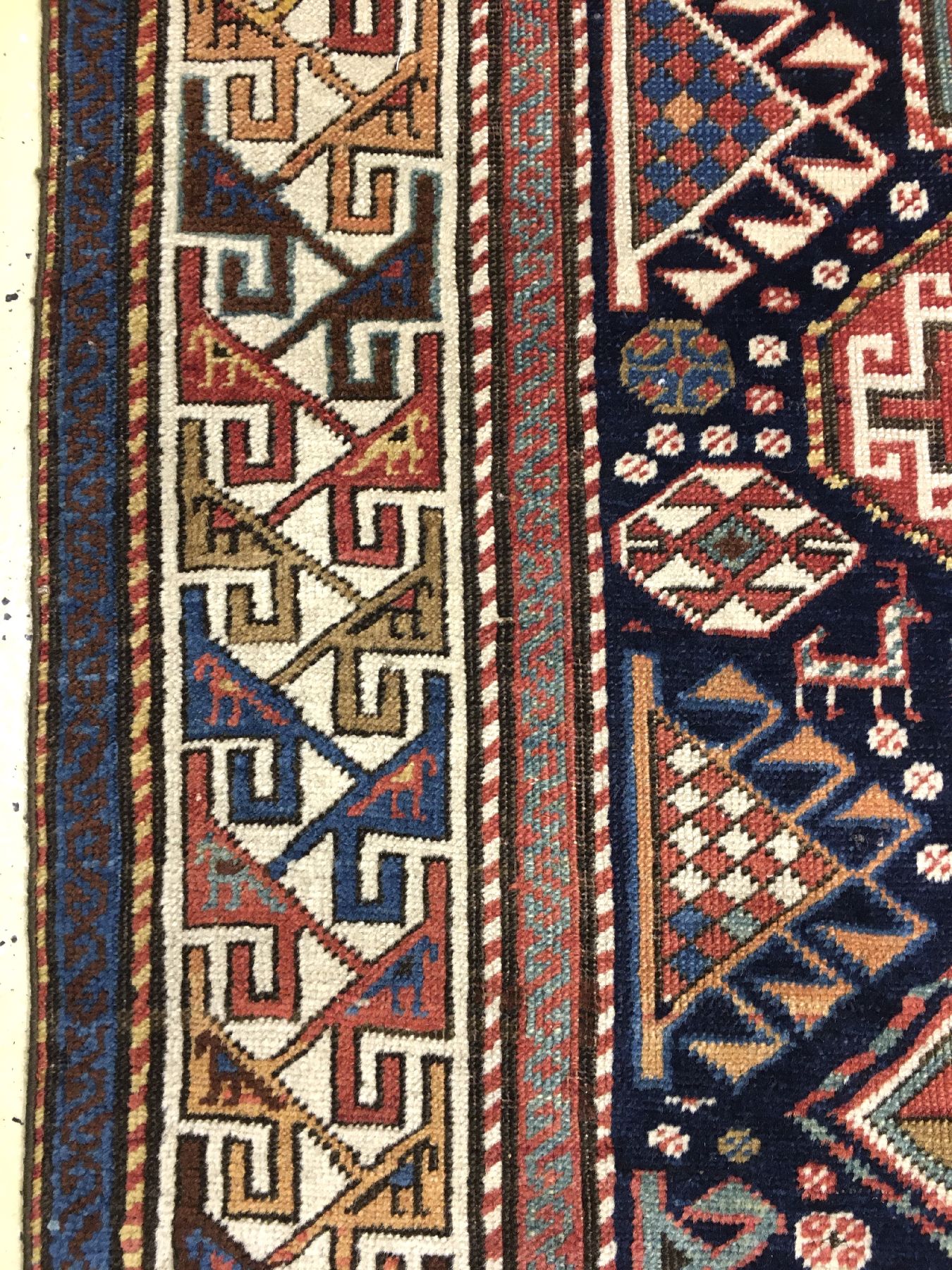 Detail g: Feiner Akstafa antik, Ostkaukasus, 19.Jhd., Wolle geknüpft auf Wolle. Seltener blaugrundiger Akstafa mit fünf weißen Sternmedaillons, dazwischen ...