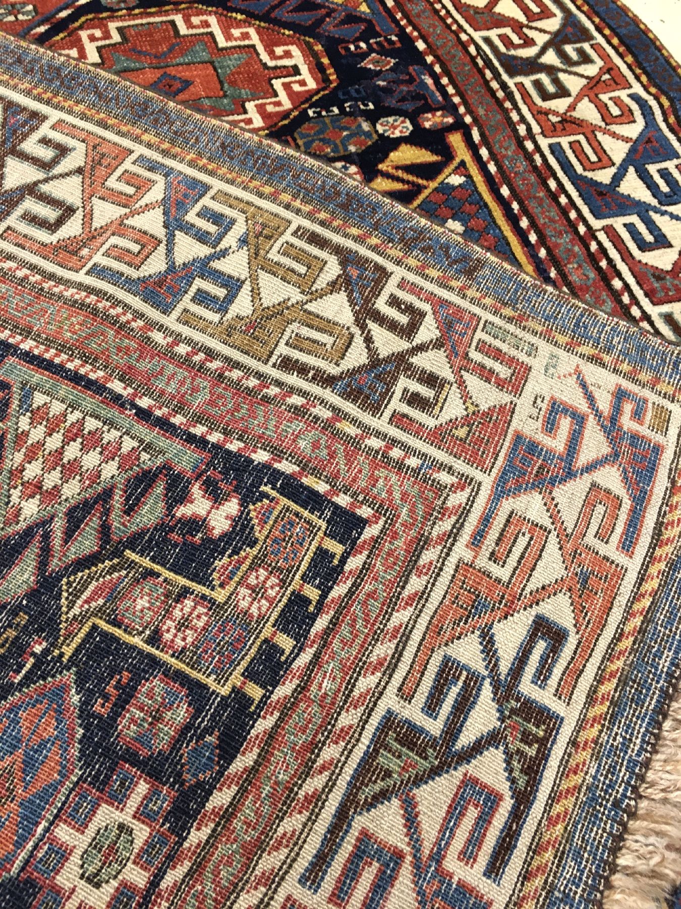 Detail h: Feiner Akstafa antik, Ostkaukasus, 19.Jhd., Wolle geknüpft auf Wolle. Seltener blaugrundiger Akstafa mit fünf weißen Sternmedaillons, dazwischen ...