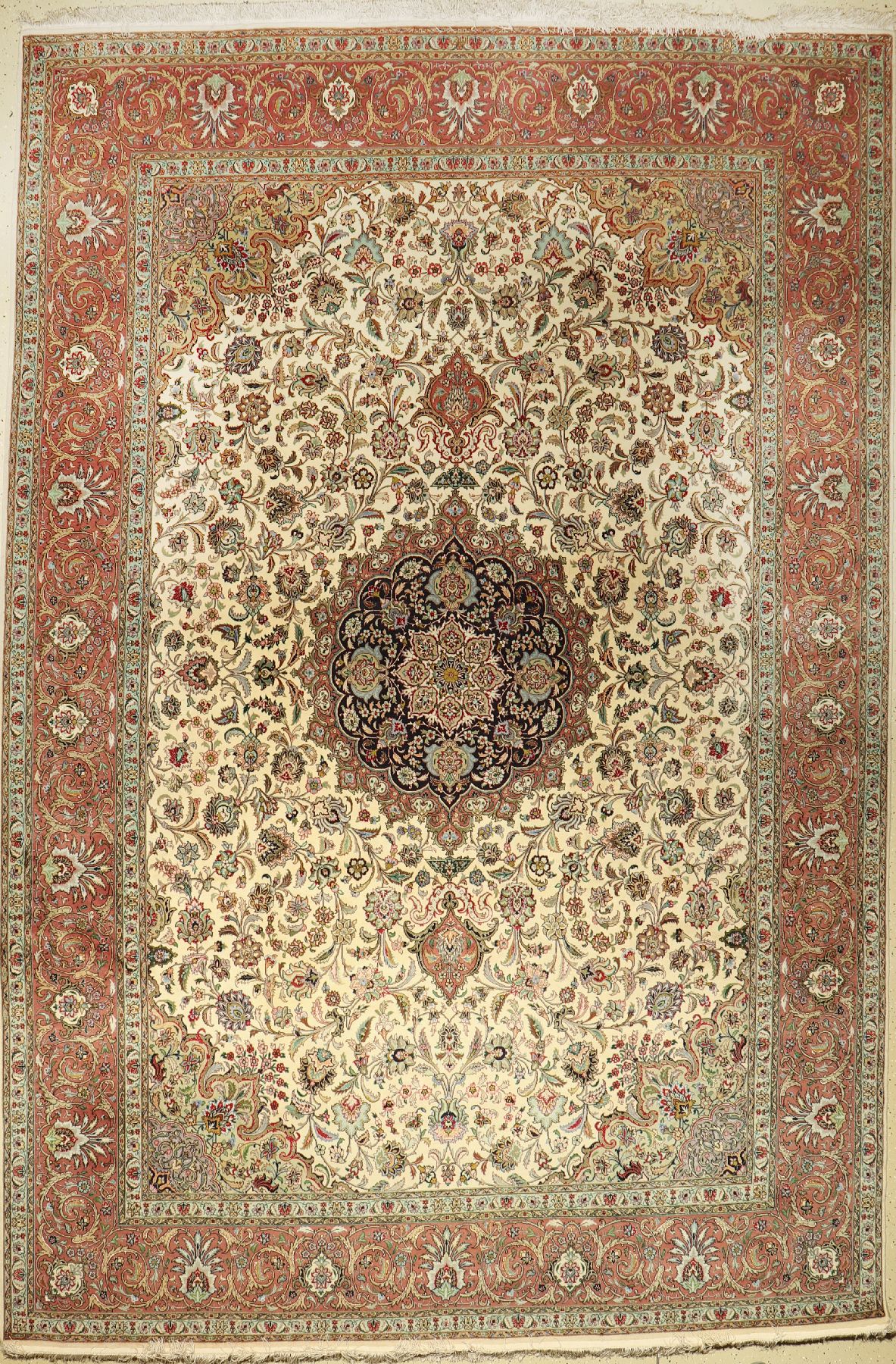 Täbriz alt (50 RAJ), Persien, Signiert, ca.40 Jahre, Korkwolle mit und auf Seide, ca. 376x 250 cm, EHZ: 2