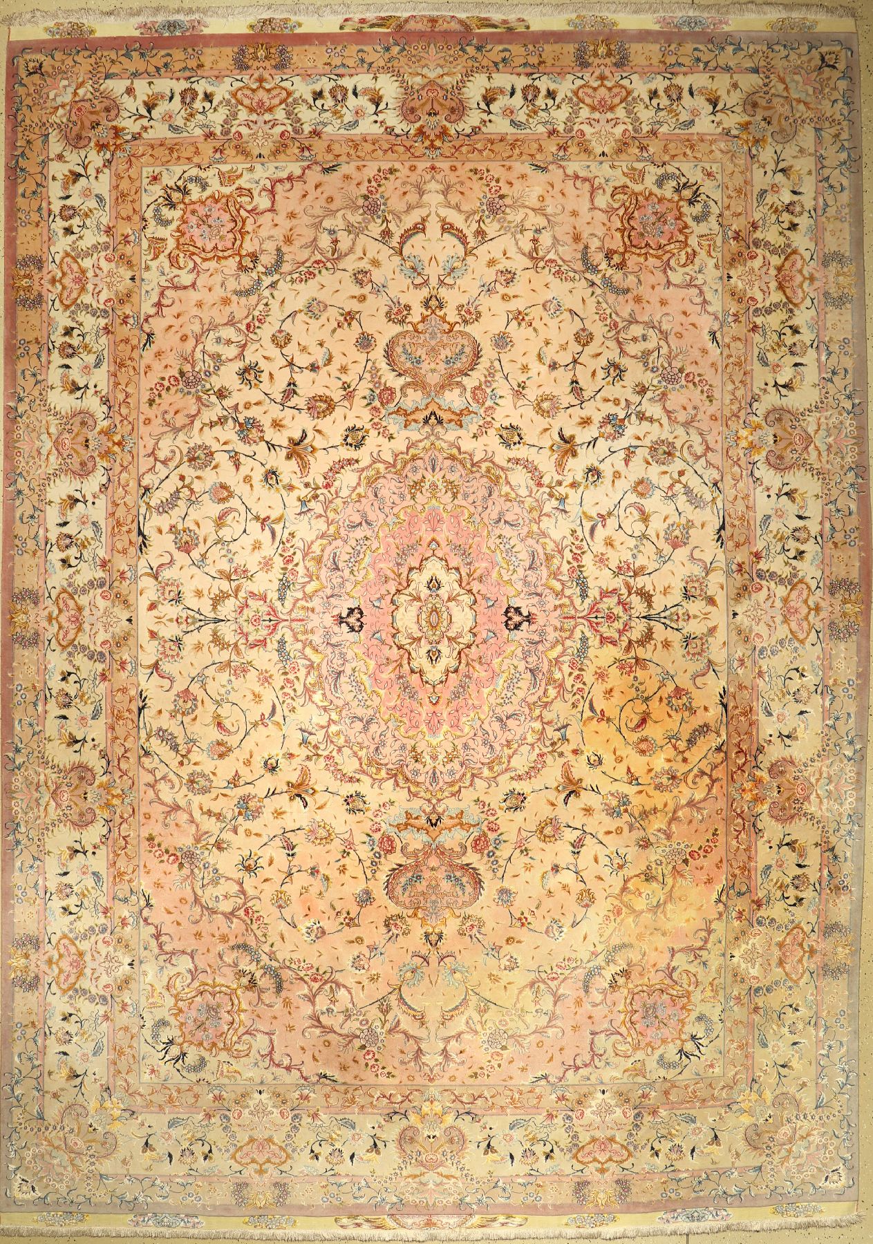 Täbriz fein (50 RAJ), Persien, Signiert, ca. 40 Jahre, Korkwolle mit und auf Seide, ca.407 x 294 cm, EHZ: 4 (verhärtete Flecken)