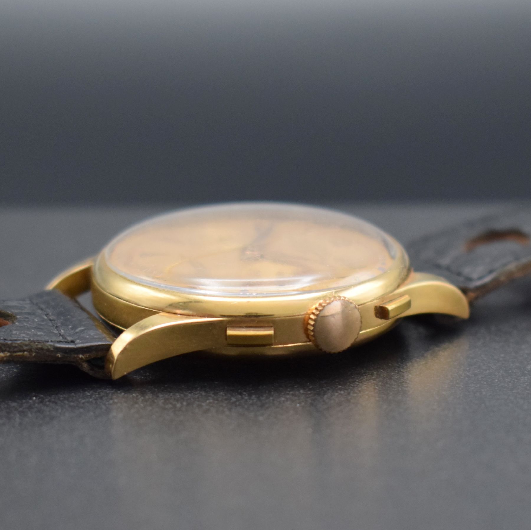 Detail d: DELRIO / Chronographe Suisse Herrenarmbanduhr mit Chronograph in RG 750/000, Schweiz um 1950, Handaufzug, 3-teil. Geh. dell., Boden & Glasrand ...