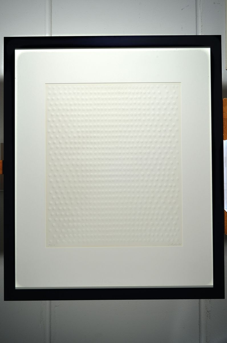 Detail k: Günther Uecker, geb. 1938, Präge-druck auf handgeschöpftem Papier, unten rechts handsigniert, num. 16/125, dat. 1973, Blattgr. 60 x 50 cm, unter ...