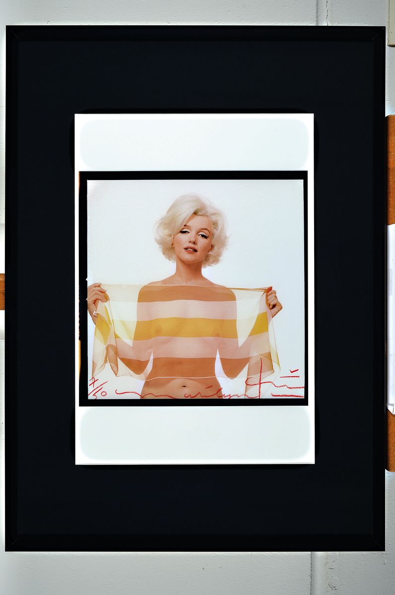 Detail k: Bert Stern 1929- 2013, Fotografie, Drucktechnik: Irisprint auf dickem, mattem Fotopapier, Titel:Marylin in striped scarf, handsigniert, num. 7/50, ...
