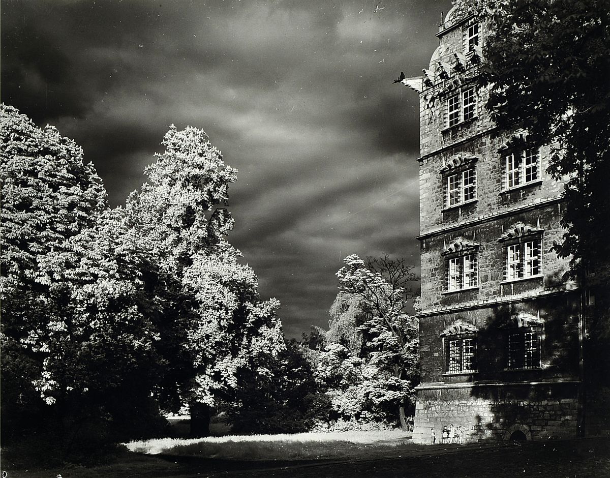 Heinrich Heidersberger, 1906-2006,, Fotografie, Silbergelatine-Abzug, orig. Abzug von 1958, Infrarot-Aufnahme, Schloß Wolfsburg, Fotografie 23.5 x ...