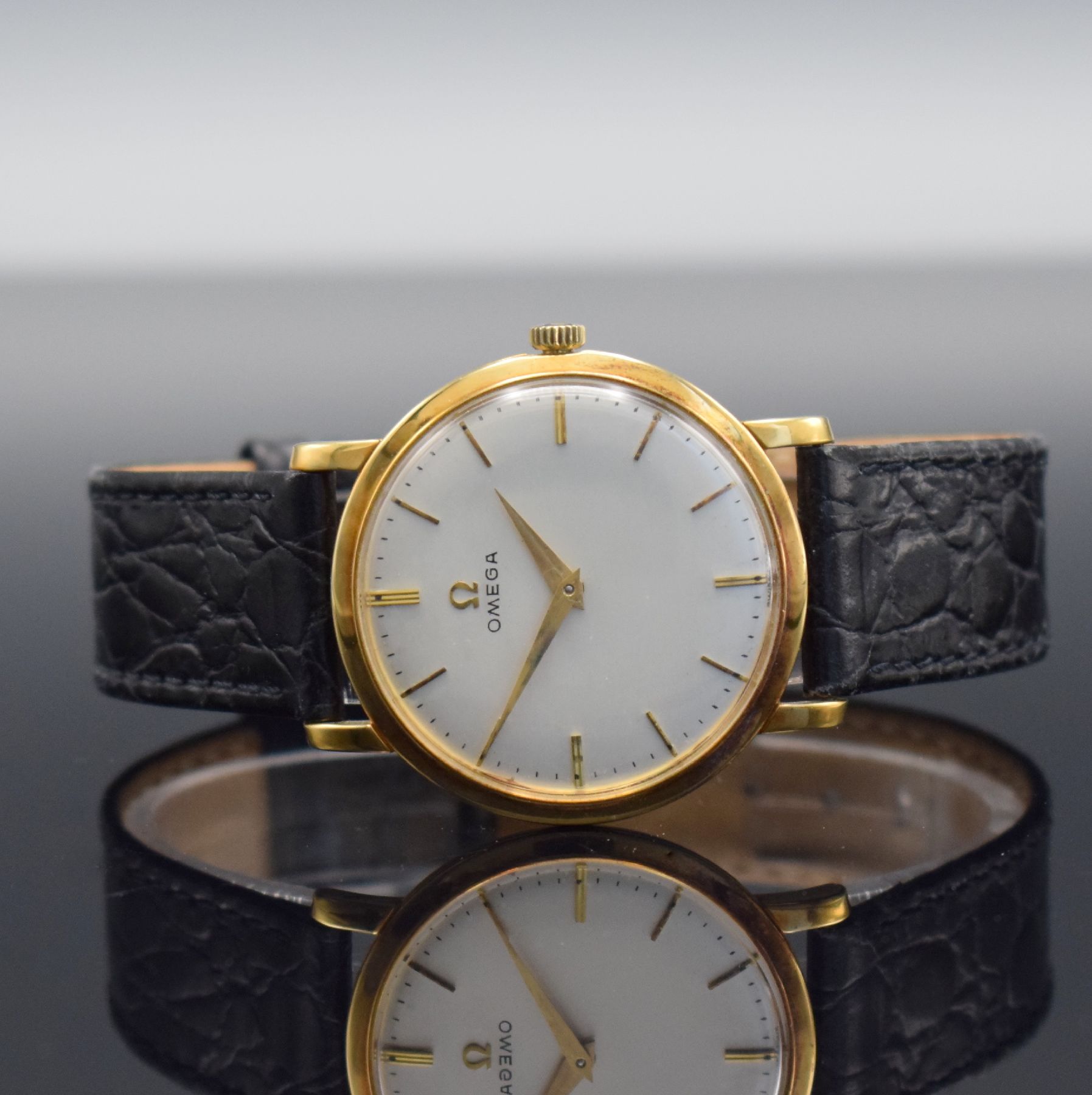OMEGA Herrenarmbanduhr in GG 750/000, Schweiz um 1961, Handaufzug, Ref. 14369/14374, 3-teil. Geh., Boden & Glasrand aufgedr., silb. Zifferbl. m. ...