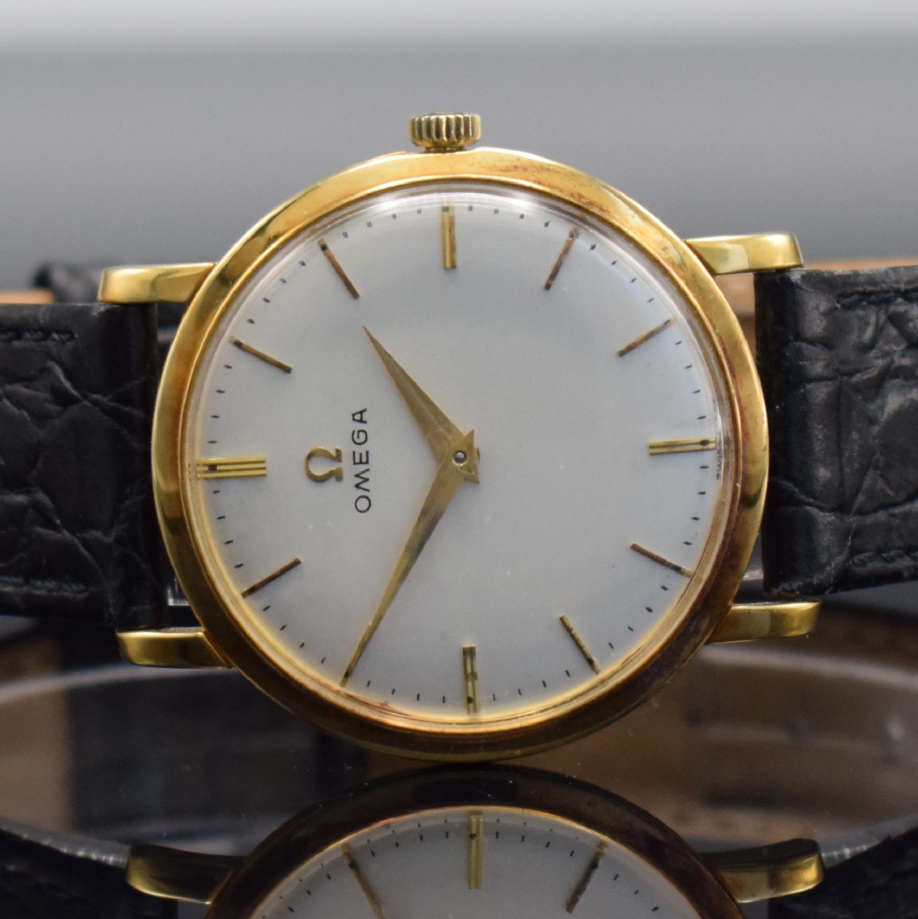 Detail a: OMEGA Herrenarmbanduhr in GG 750/000, Schweiz um 1961, Handaufzug, Ref. 14369/14374, 3-teil. Geh., Boden & Glasrand aufgedr., silb. Zifferbl. m. ...