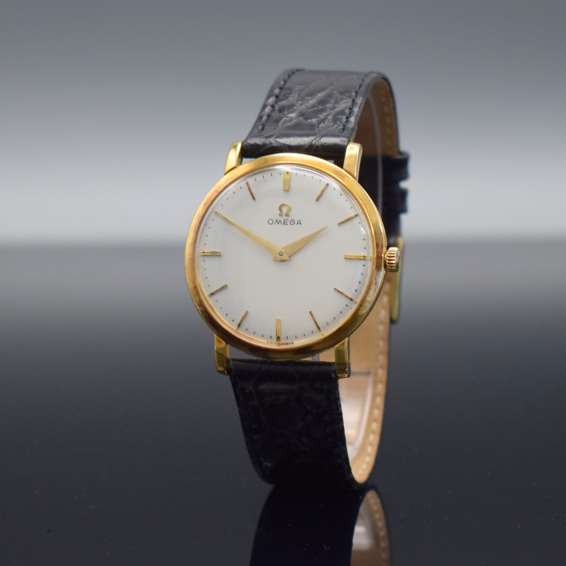 Detail b: OMEGA Herrenarmbanduhr in GG 750/000, Schweiz um 1961, Handaufzug, Ref. 14369/14374, 3-teil. Geh., Boden & Glasrand aufgedr., silb. Zifferbl. m. ...